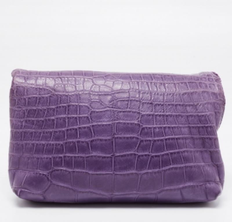 D'une structure épurée et classique, cette pochette Burberry affiche un design séduisant. Il est enrichi d'éléments fonctionnels et témoigne d'un savoir-faire artisanal irréprochable. Fabriqué en peau d'alligator, sa silhouette compacte permet de le