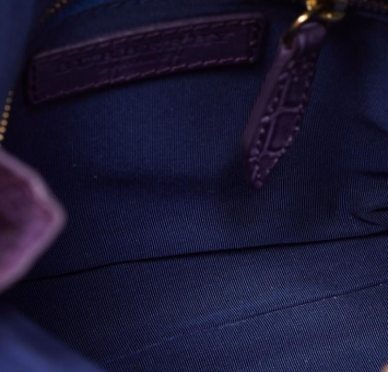 Pochette à rabat Kendall en alligator violet de Burberry Pour femmes en vente