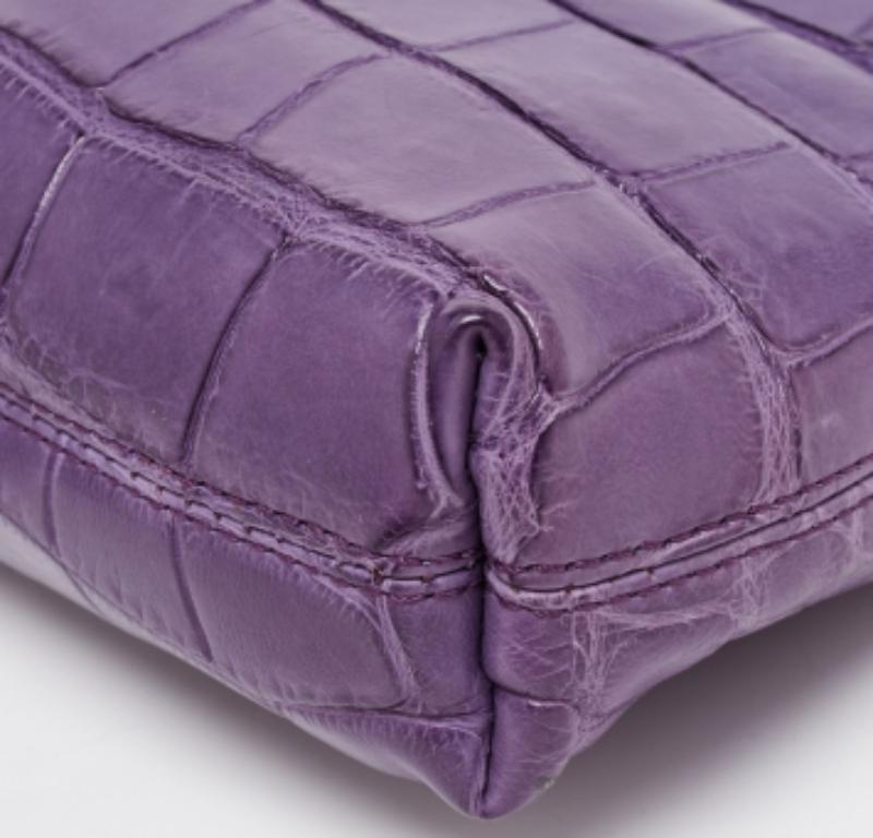 Pochette à rabat Kendall en alligator violet de Burberry en vente 1