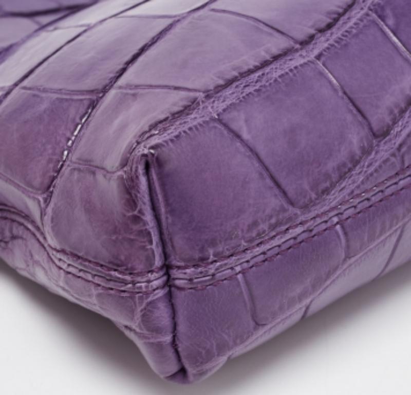 Pochette à rabat Kendall en alligator violet de Burberry en vente 2