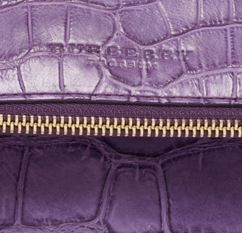 Pochette à rabat Kendall en alligator violet de Burberry en vente 3