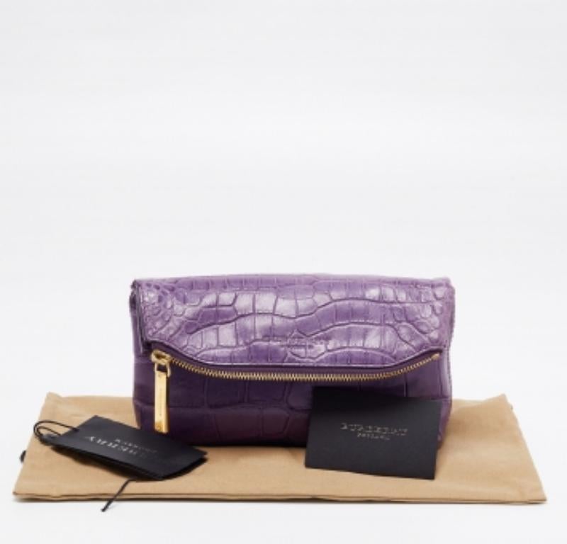 Pochette à rabat Kendall en alligator violet de Burberry en vente 4