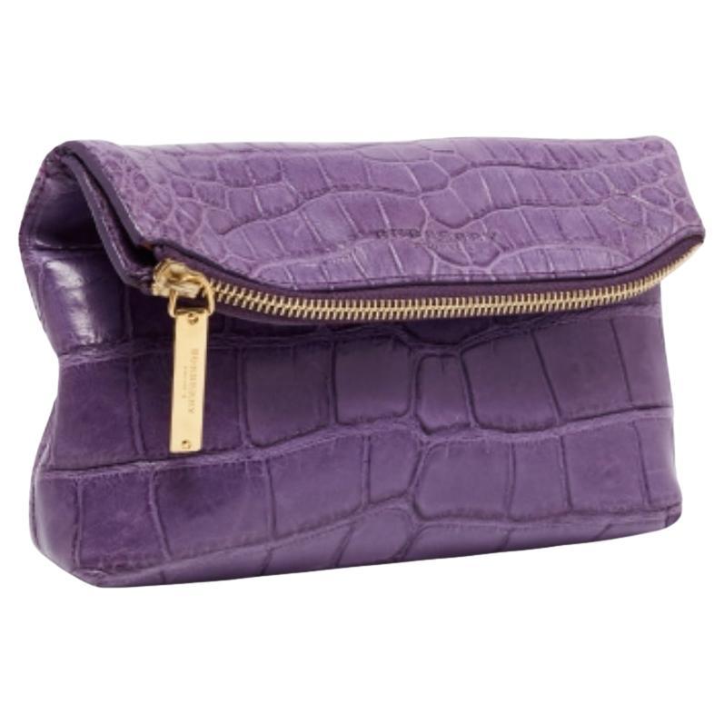 Pochette à rabat Kendall en alligator violet de Burberry