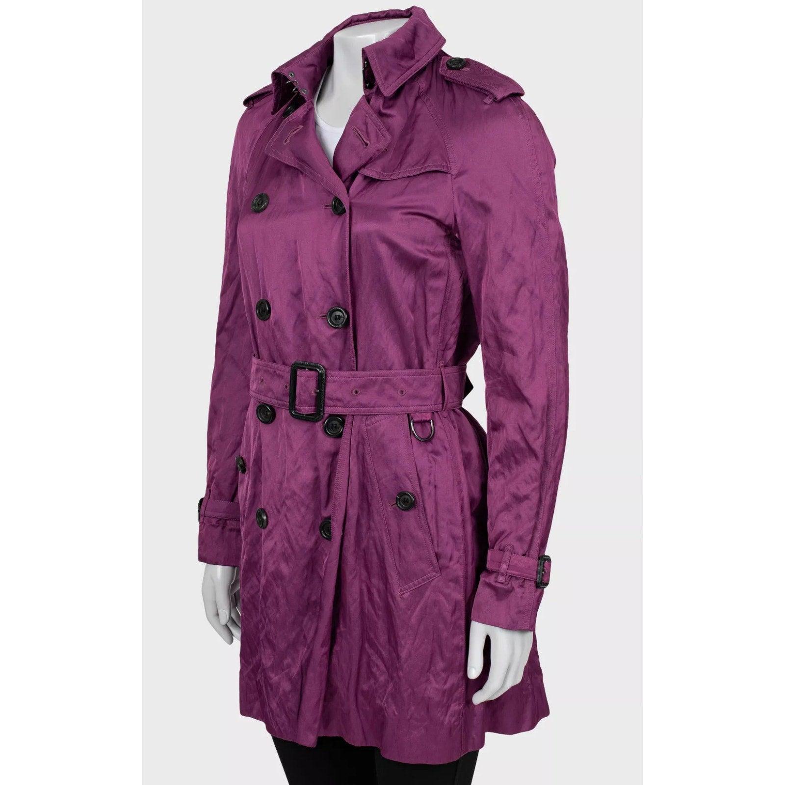 Esci con stile con questo splendido trench di Burberry! Questo modello a doppio petto presenta un'elegante cintura in vita e una rara tonalità di viola intenso che aggiunge un tocco moderno alla classica eleganza British di Burberry. Perfetto per
