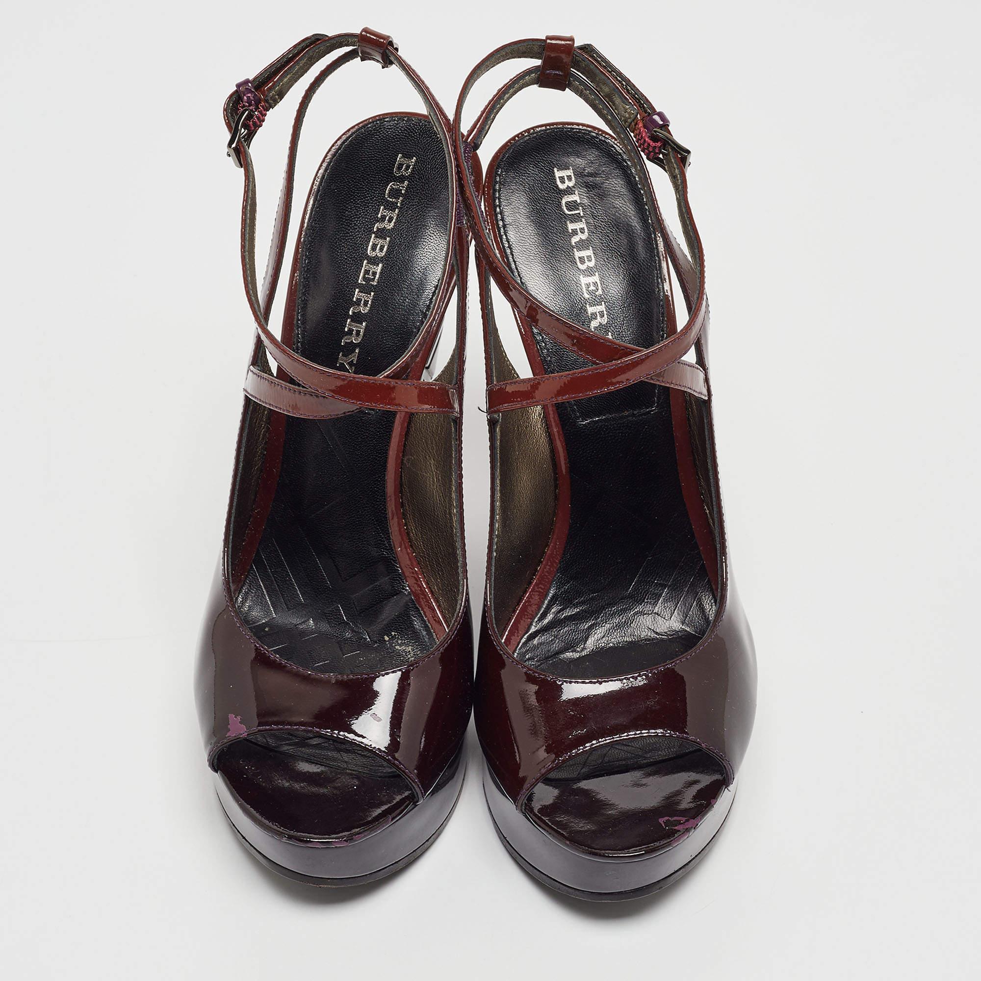 Dieses schöne Paar Lackleder-Sandalen wird Ihnen einen selbstbewussten, bequemen Gang bescheren. Mit ihren karierten Keilen und dem Lederfuß sind diese superstylischen Sandalen perfekt für jede Jahreszeit. Das Burberry-Paar in Burgunderrot wird ein