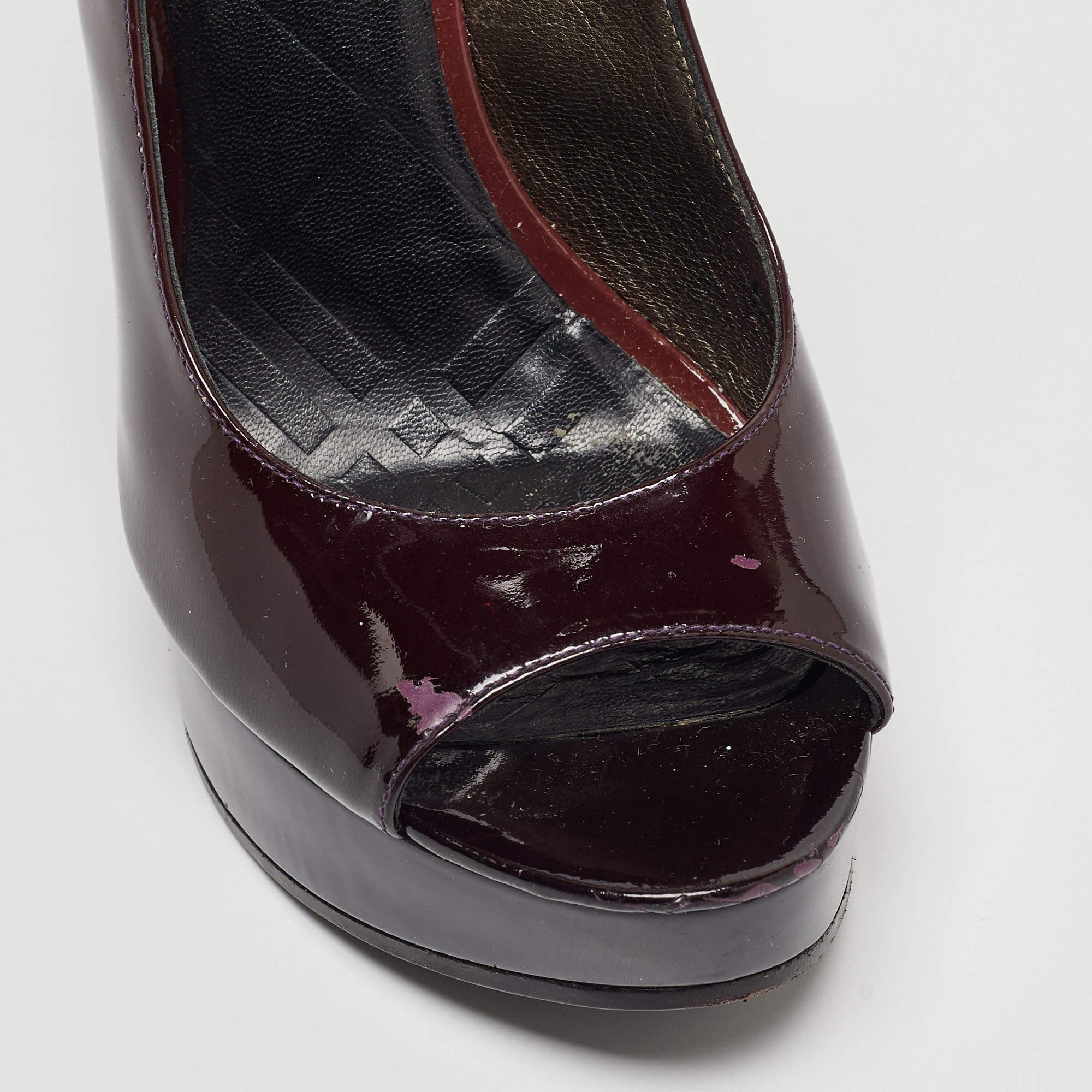 Burberry Lila Plateau-Keilsandalen aus Lackleder Größe 36 (Schwarz) im Angebot