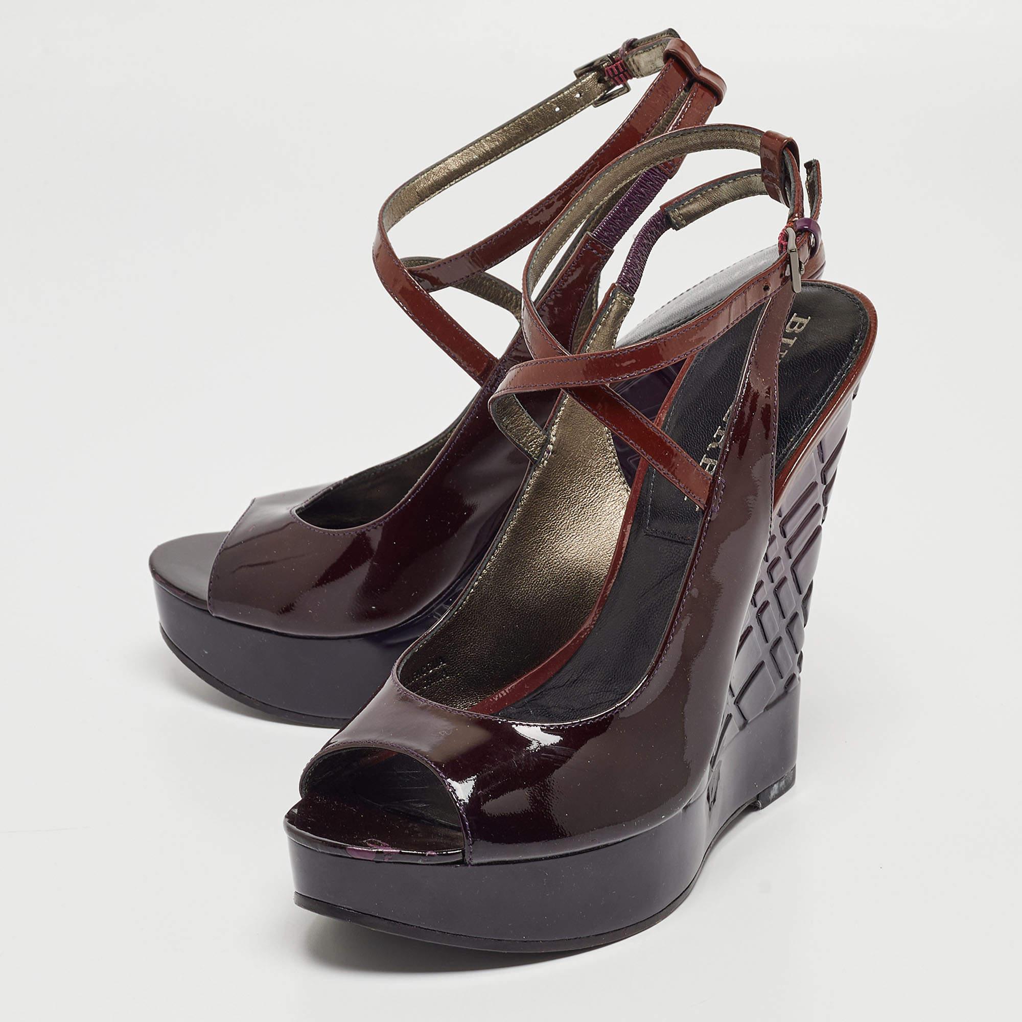 Burberry Lila Plateau-Keilsandalen aus Lackleder Größe 36 im Zustand „Relativ gut“ im Angebot in Dubai, Al Qouz 2