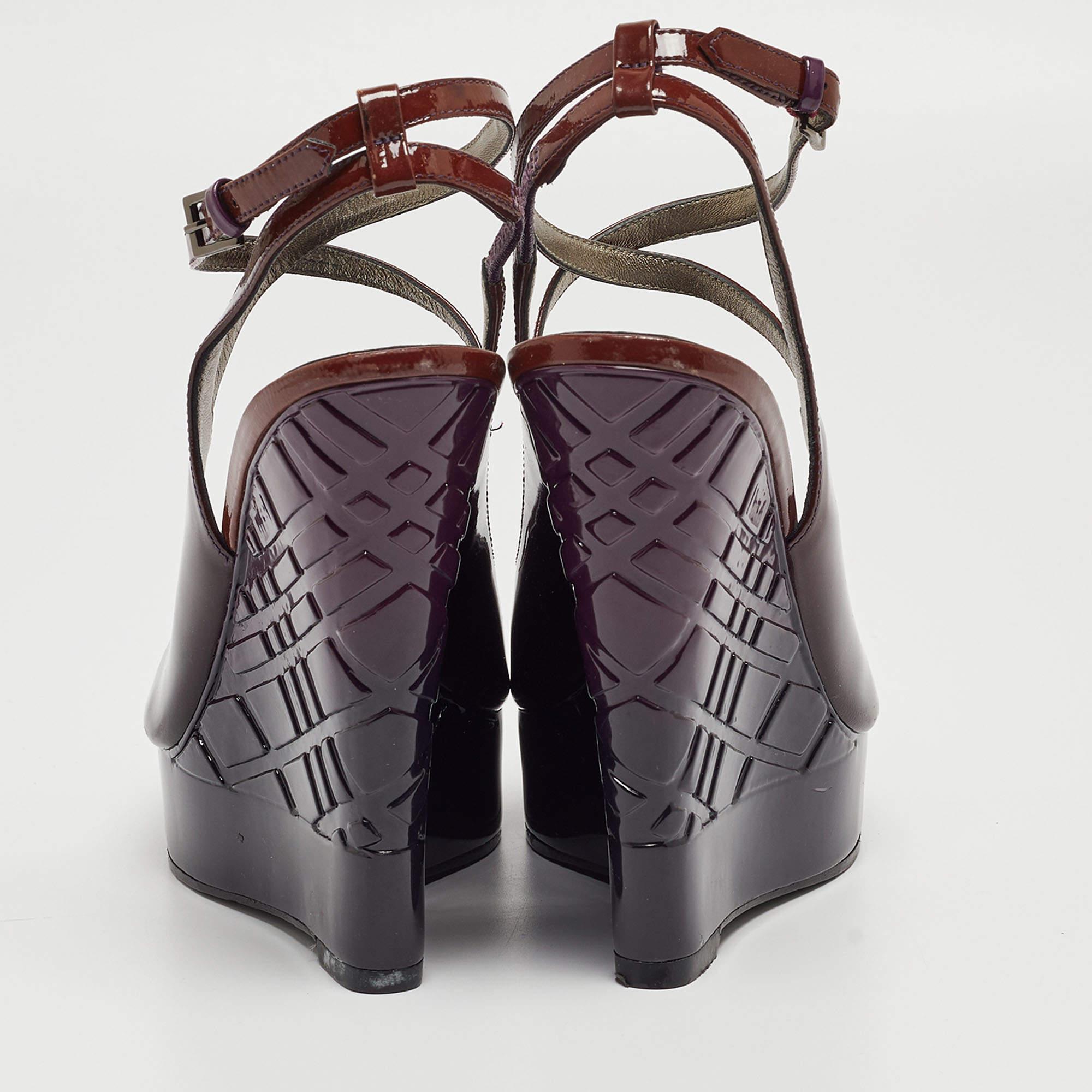 Burberry Lila Plateau-Keilsandalen aus Lackleder Größe 36 Damen im Angebot
