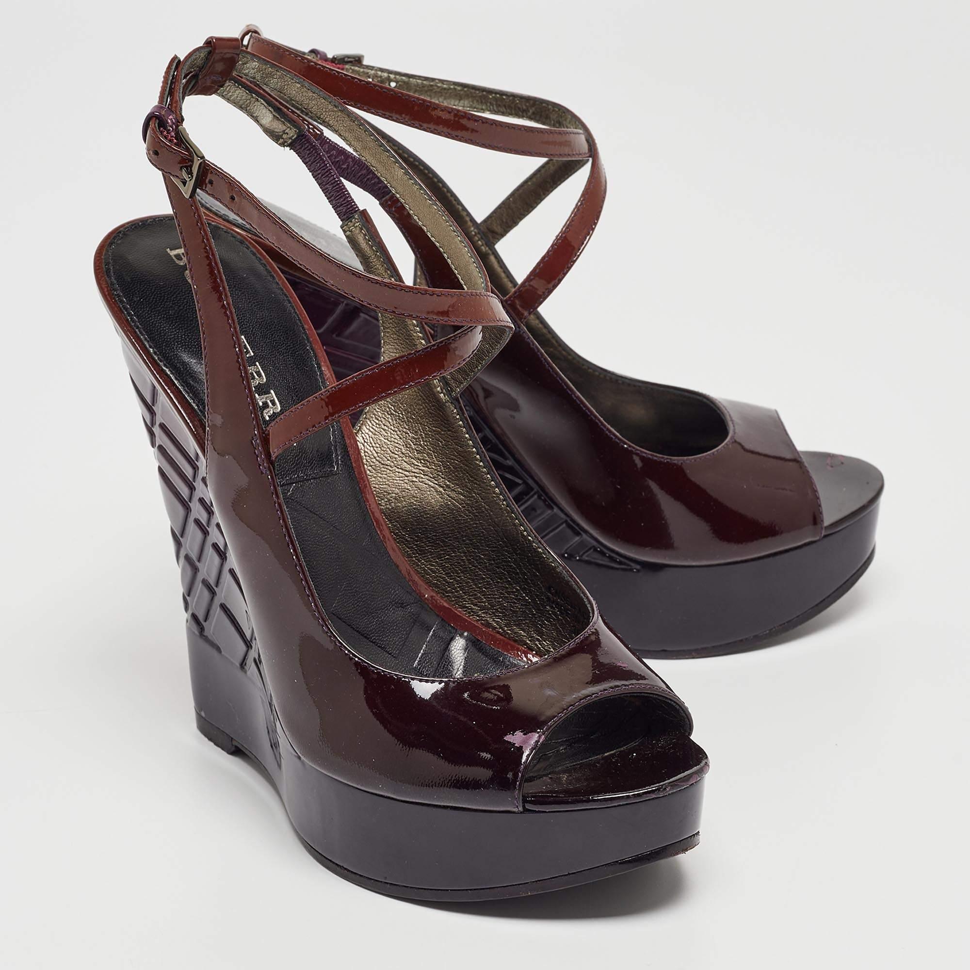 Burberry Lila Plateau-Keilsandalen aus Lackleder Größe 36 im Angebot 1