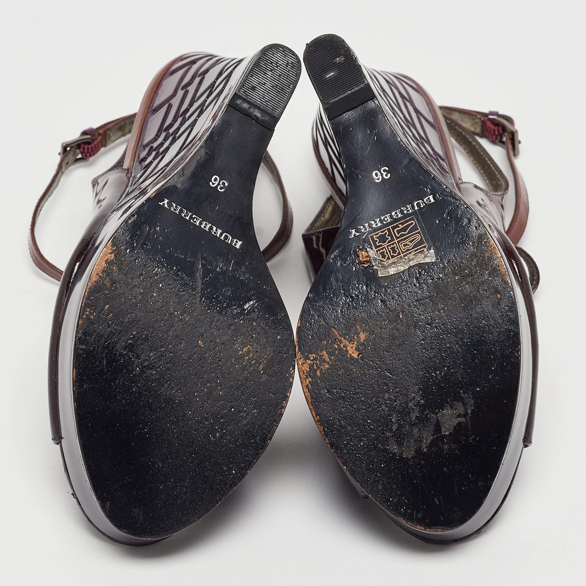 Burberry Lila Plateau-Keilsandalen aus Lackleder Größe 36 im Angebot 3