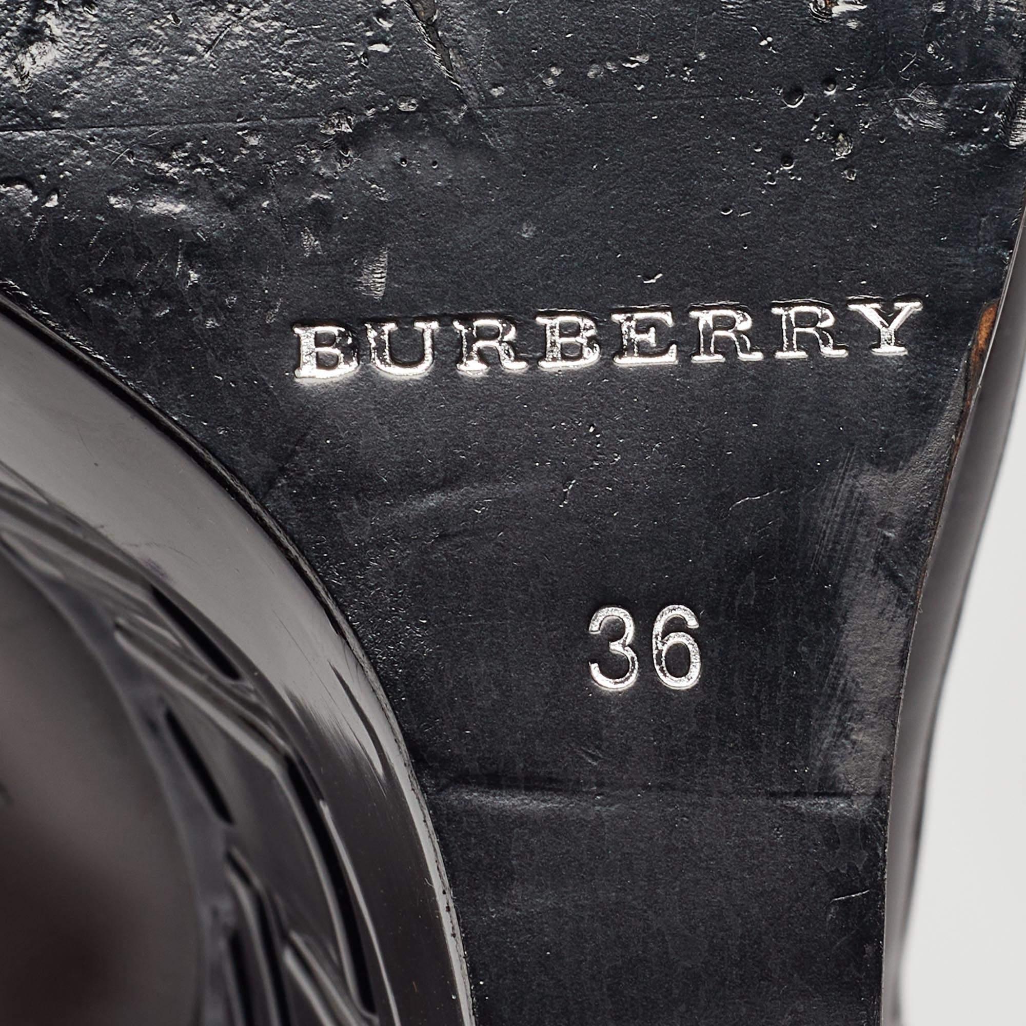 Burberry Lila Plateau-Keilsandalen aus Lackleder Größe 36 im Angebot 4