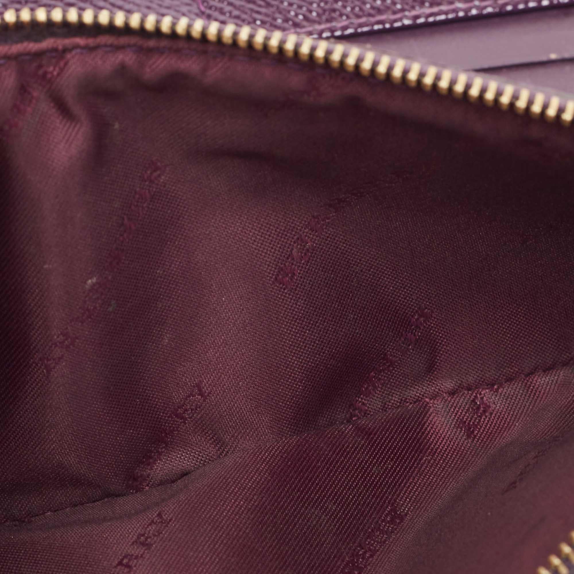 Nero Portafoglio Bifold con zip in pelle verniciata viola di Burberry in vendita