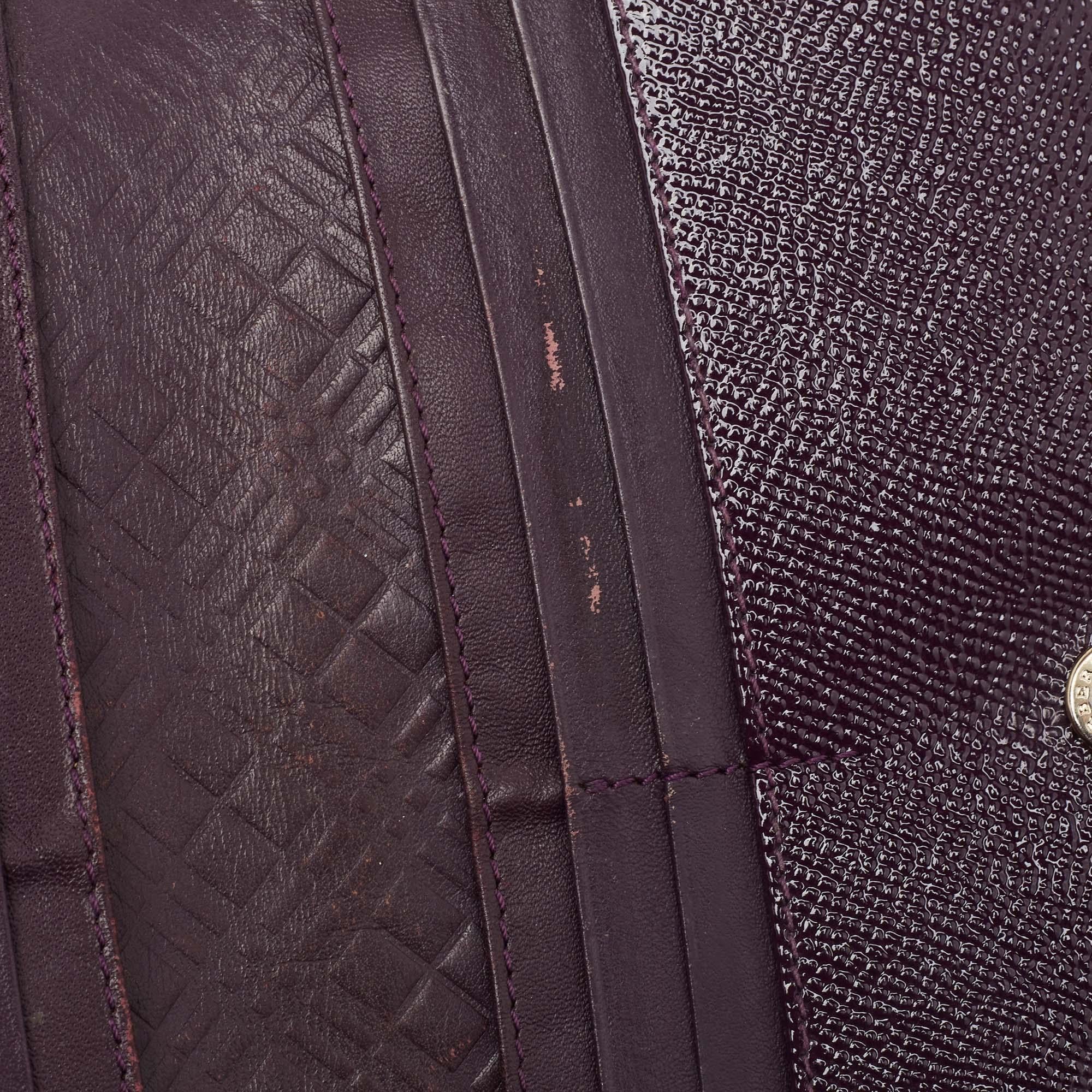 Portafoglio Bifold con zip in pelle verniciata viola di Burberry In condizioni discrete in vendita a Dubai, Al Qouz 2