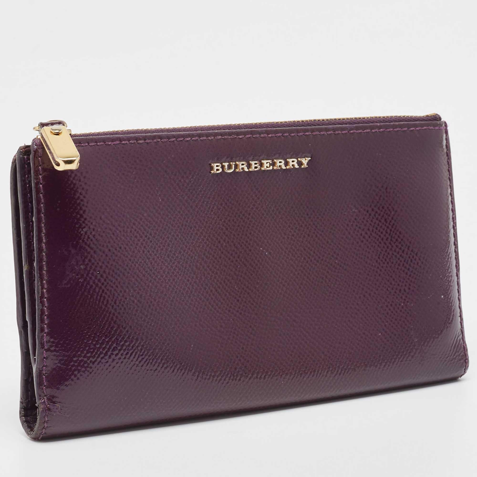 Donna Portafoglio Bifold con zip in pelle verniciata viola di Burberry in vendita