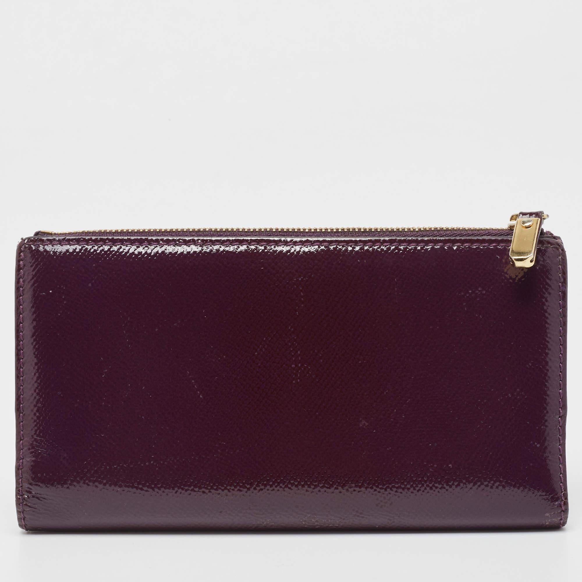 Portafoglio Bifold con zip in pelle verniciata viola di Burberry in vendita 1