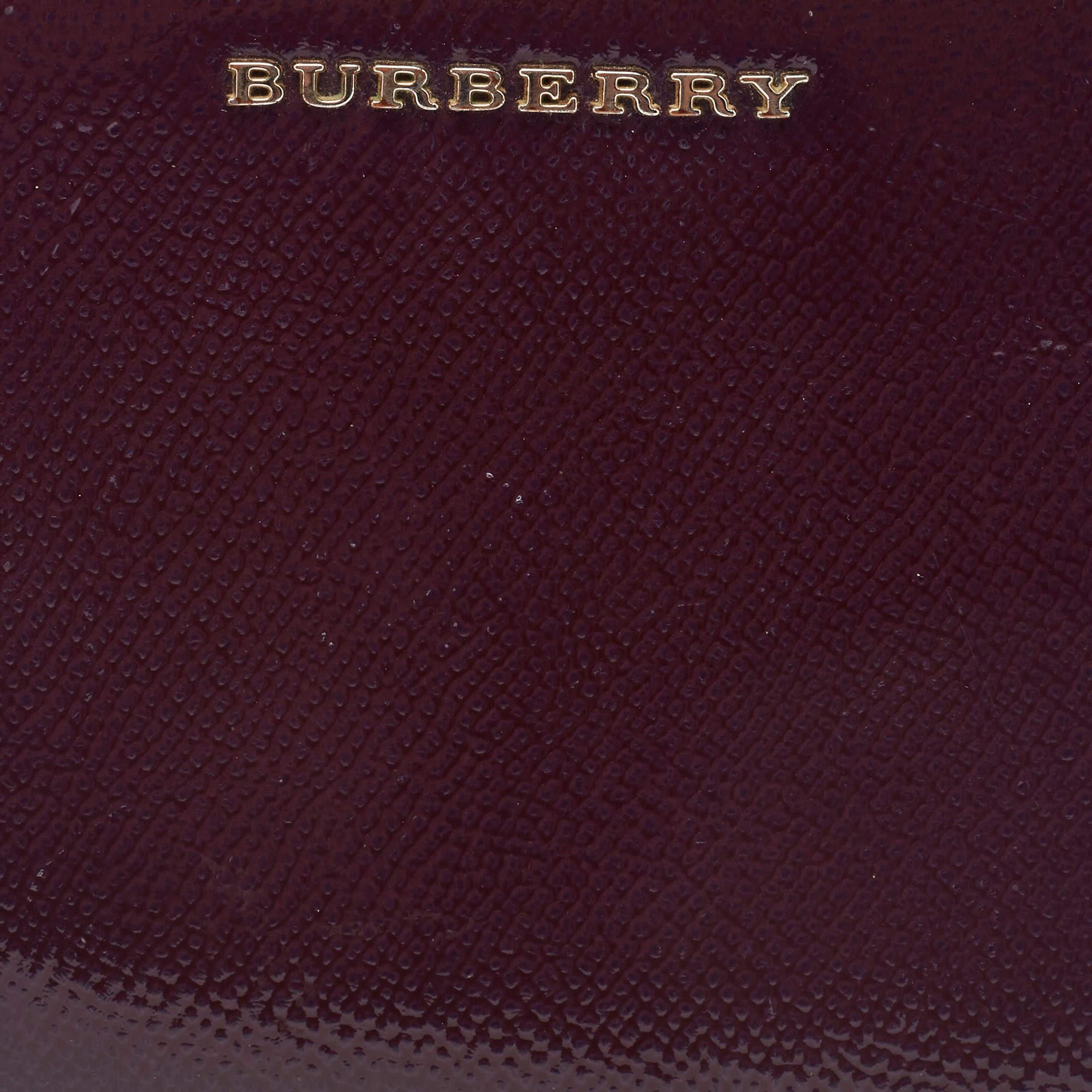 Portafoglio Bifold con zip in pelle verniciata viola di Burberry in vendita 2