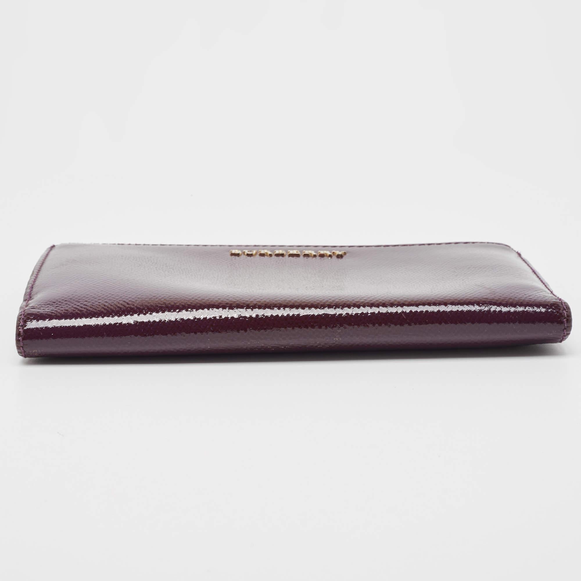 Portafoglio Bifold con zip in pelle verniciata viola di Burberry in vendita 3