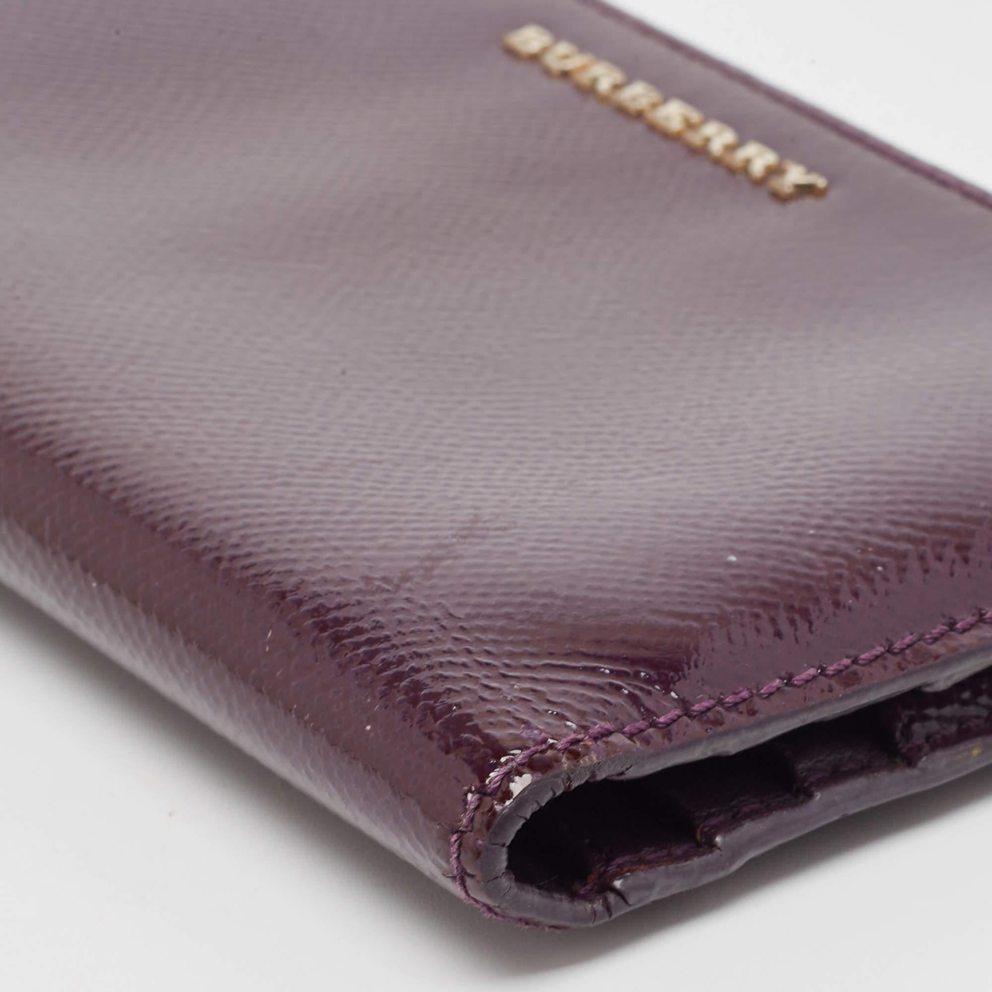Portafoglio Bifold con zip in pelle verniciata viola di Burberry in vendita 4