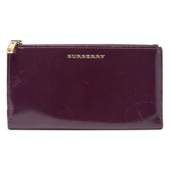 Cartera Bifold con cremallera de charol morado Burberry