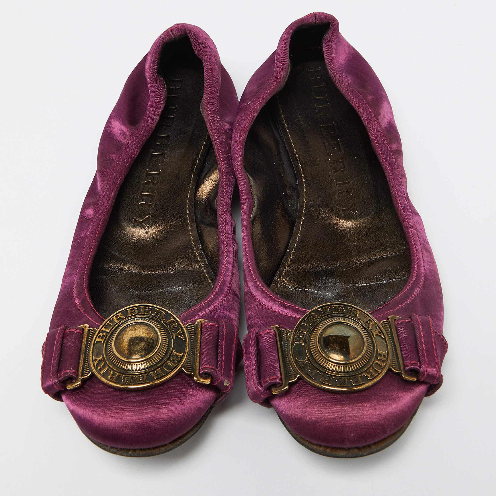 Black Burberry Purple Satin Buckle Logo Scrunch Ballet Flats Size 37 For Sale