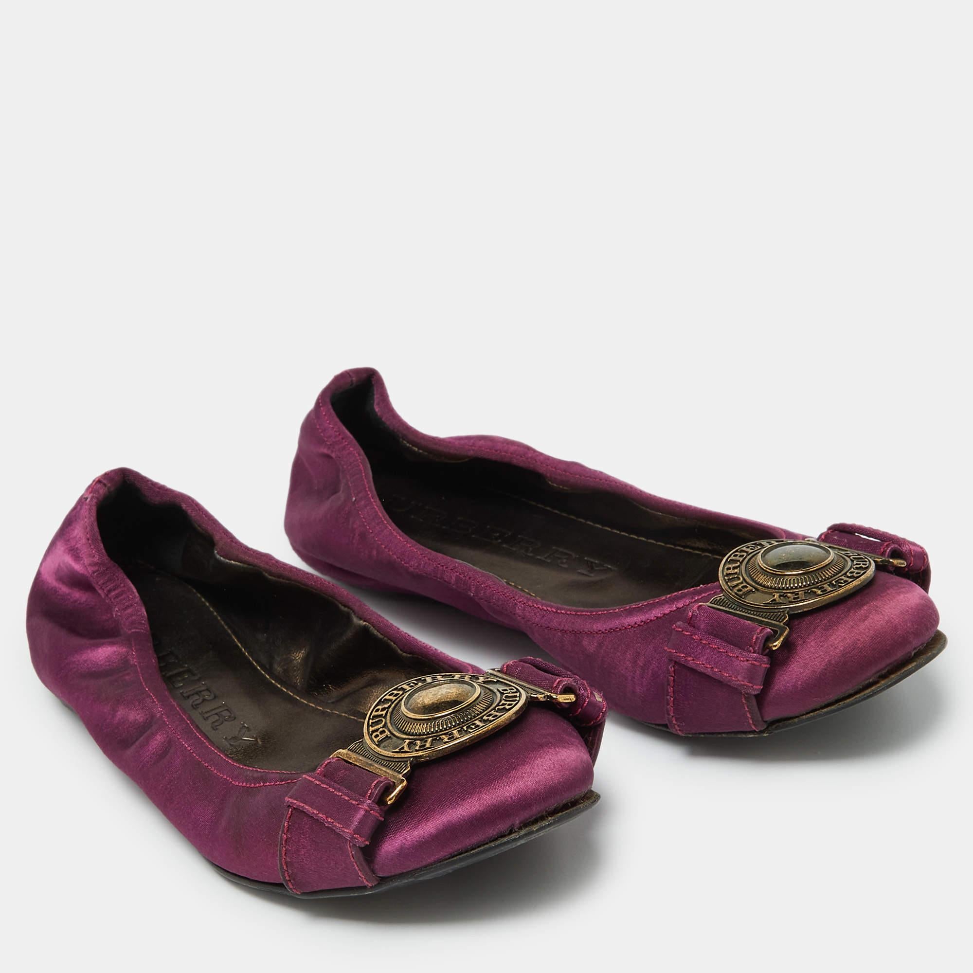 Burberry Purple Satin Buckle Logo Scrunch Ballet Flats Size 37 In Fair Condition For Sale In Dubai, Al Qouz 2