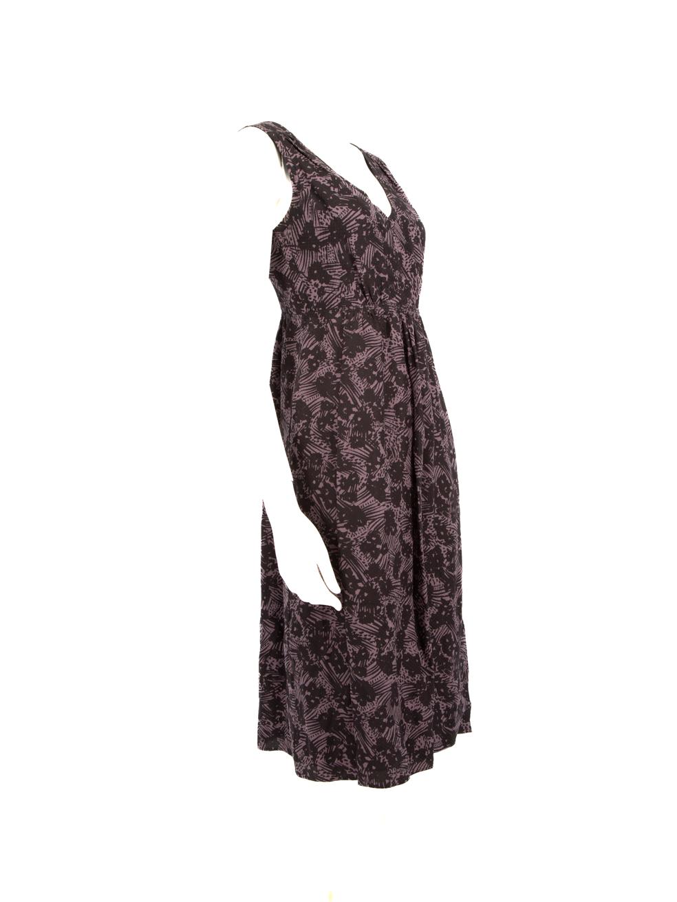 L'ÉTAT est très bon. L'usure de la robe est minime. Tirer à l'armure sur le devant gauche de la robe et ternir à la tirette de la fermeture éclair sur cet article de revente de designer Burberry utilisé.
 
 Détails
 
 
 Violet
 
 Viscose
 
 Robe
 
