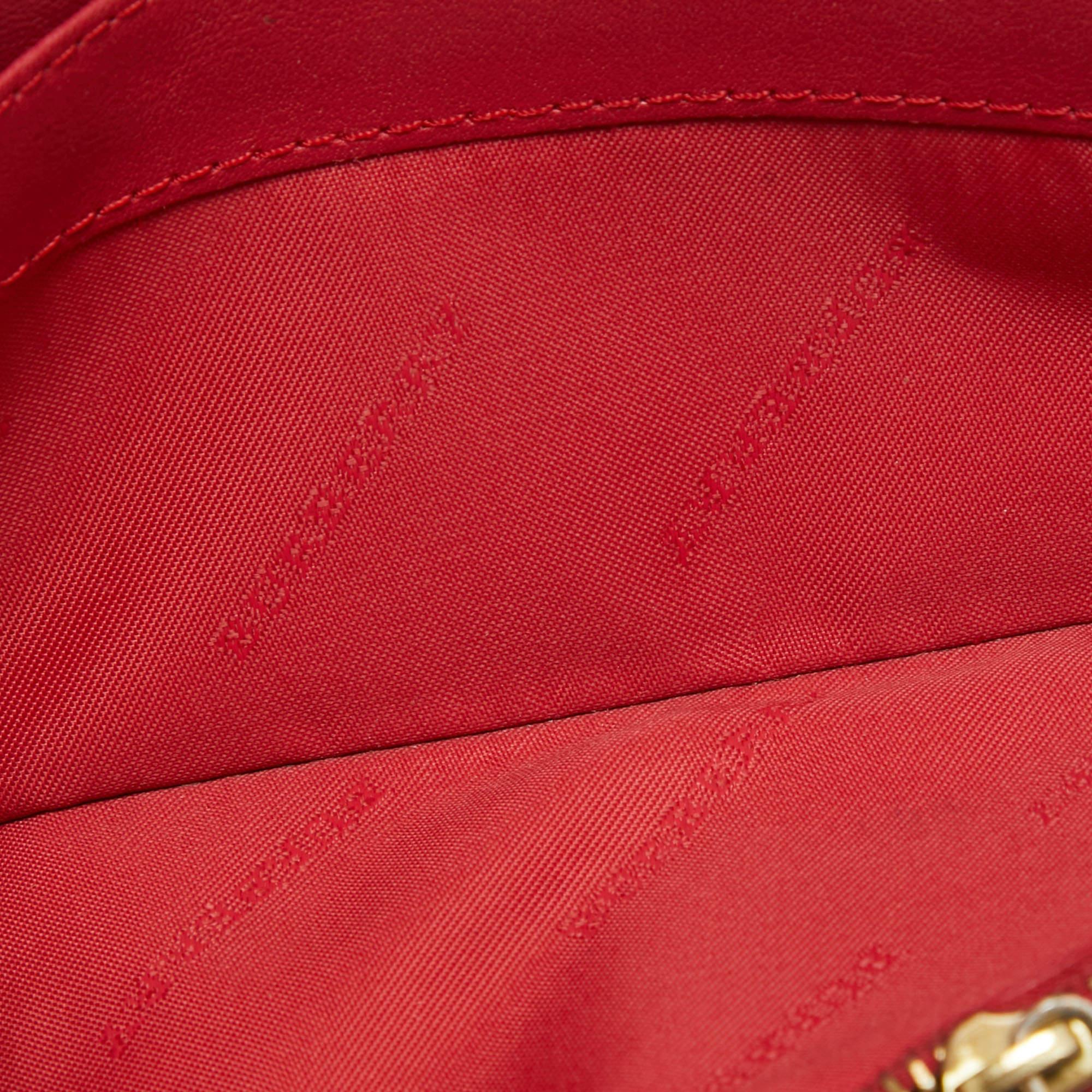Esta cartera continental Burberry es un accesorio de lujo que te resultará superfuncional. Está fabricada con materiales duraderos en el exterior y presenta un interior bien organizado.