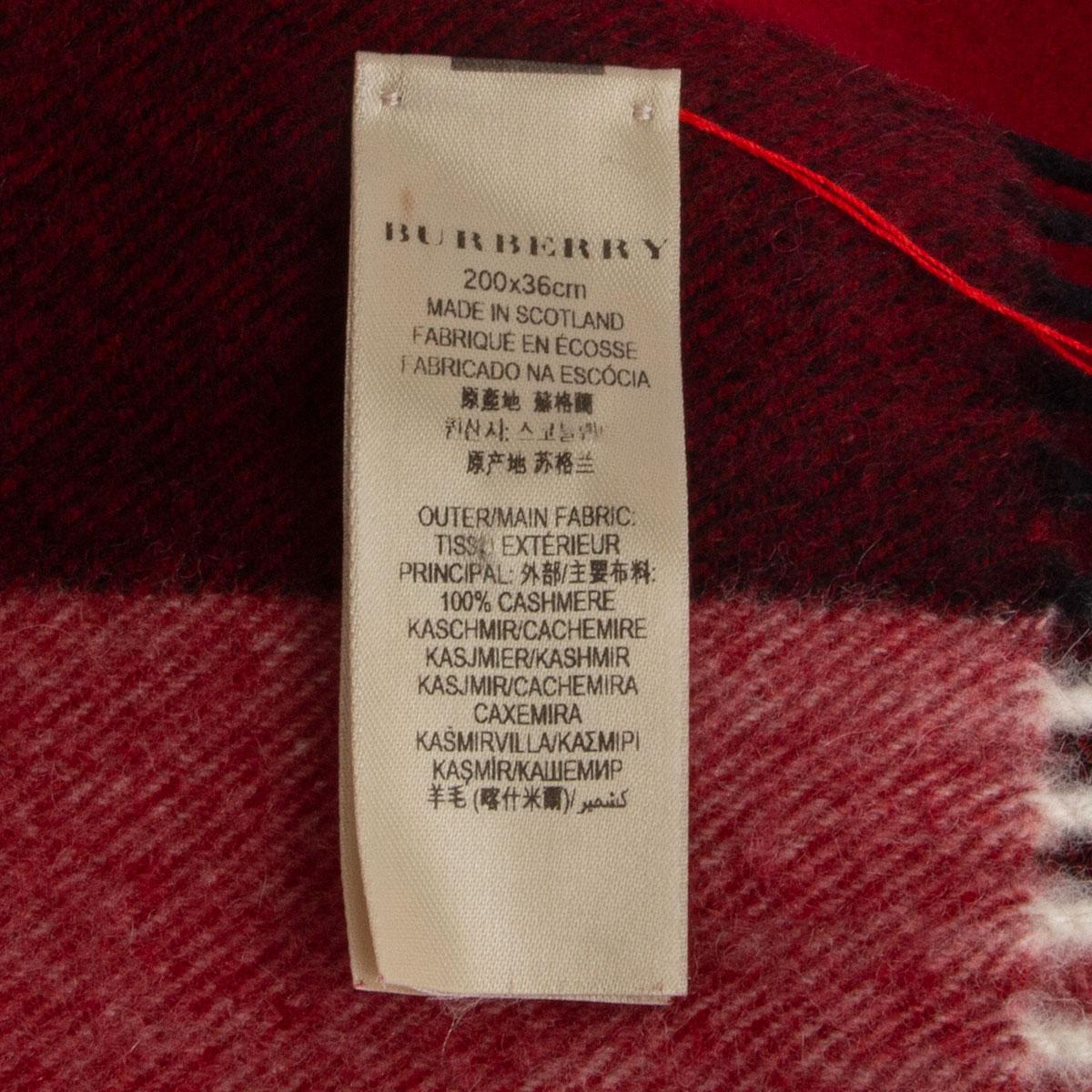 BURBERRY red black white cashmere Muffler Winter Scarf In Excellent Condition In Zürich, CH