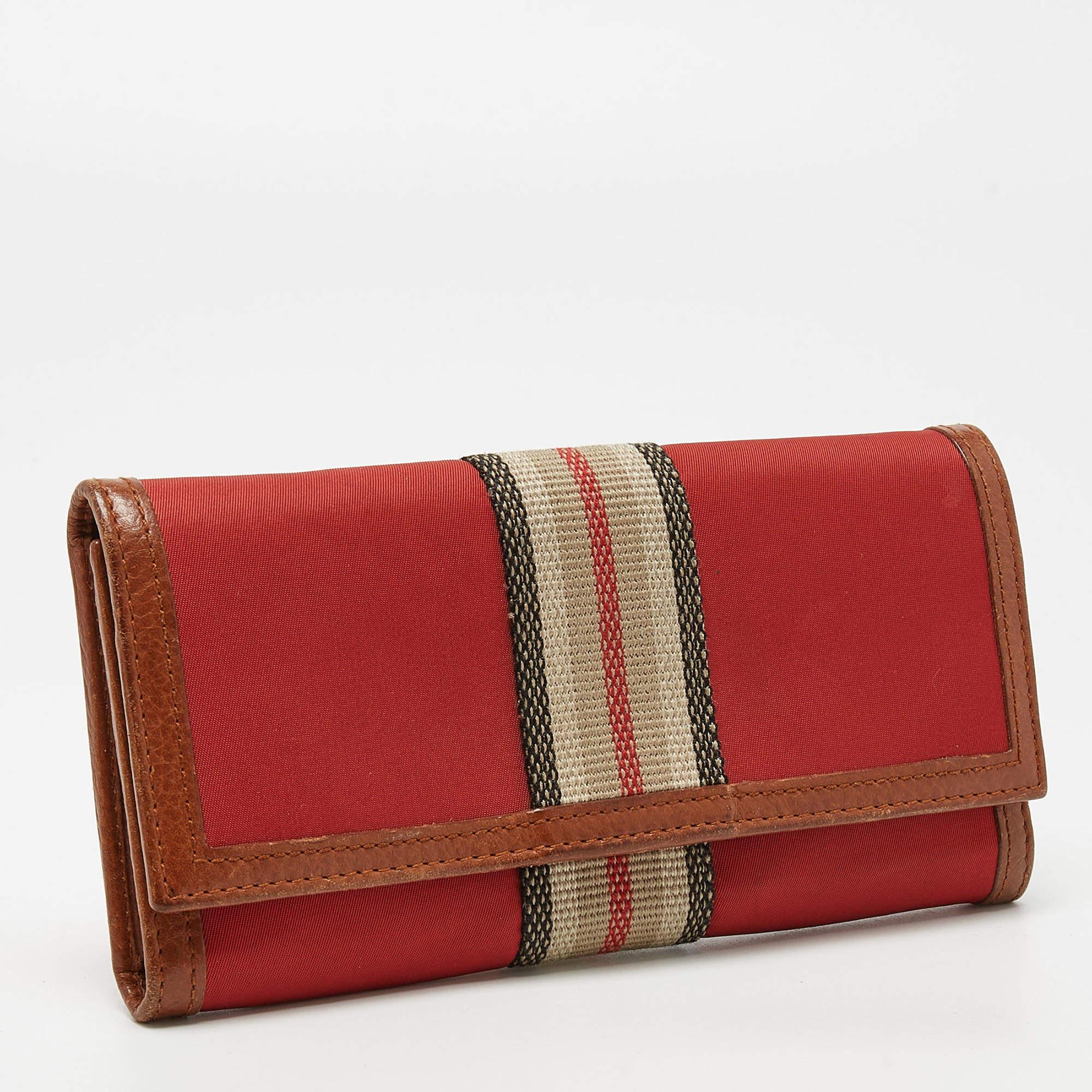 Burberry Rot/Braun Nylon und Leder Streifen Klappe Kontinental Brieftasche Damen