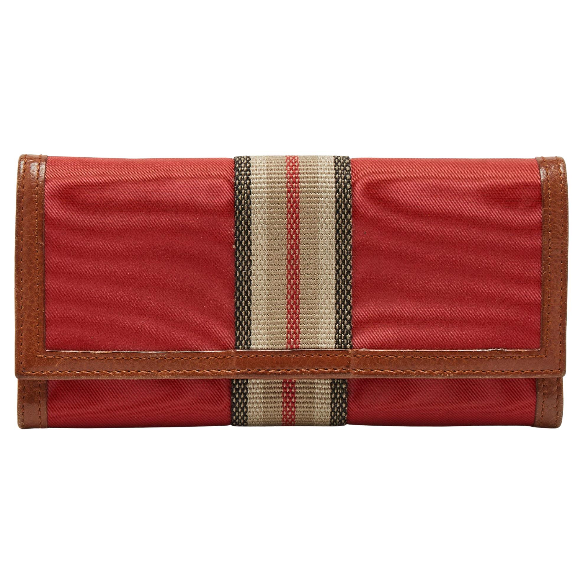 Burberry Rot/Braun Nylon und Leder Streifen Klappe Kontinental Brieftasche
