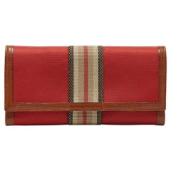 Portefeuille continental à rabat en nylon et cuir à rayures rouge/brun de Burberry