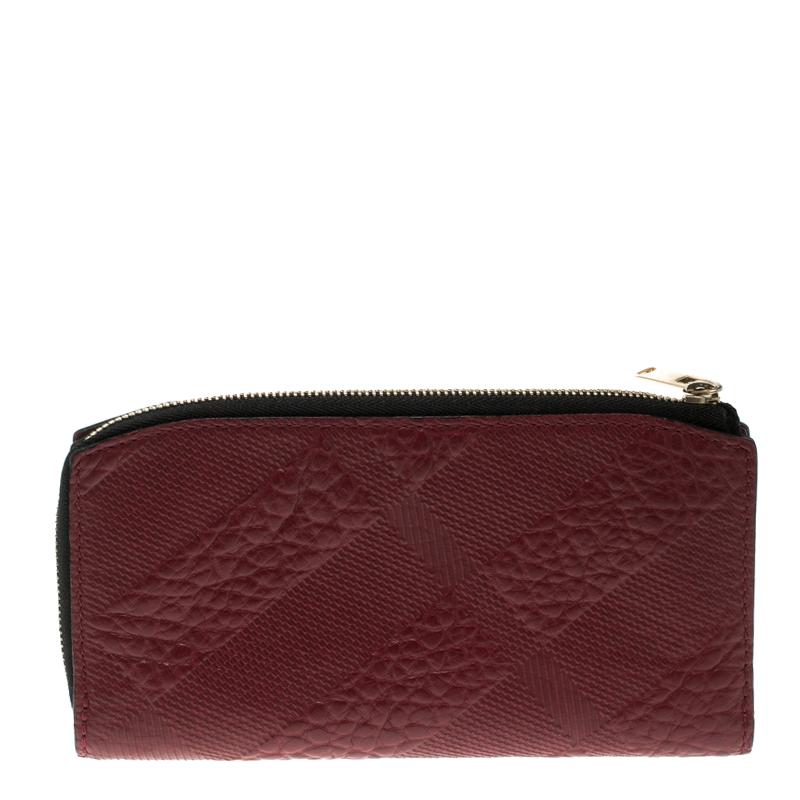 Burberry Red Check Embossed Leather Wallet In Good Condition In Dubai, Al Qouz 2