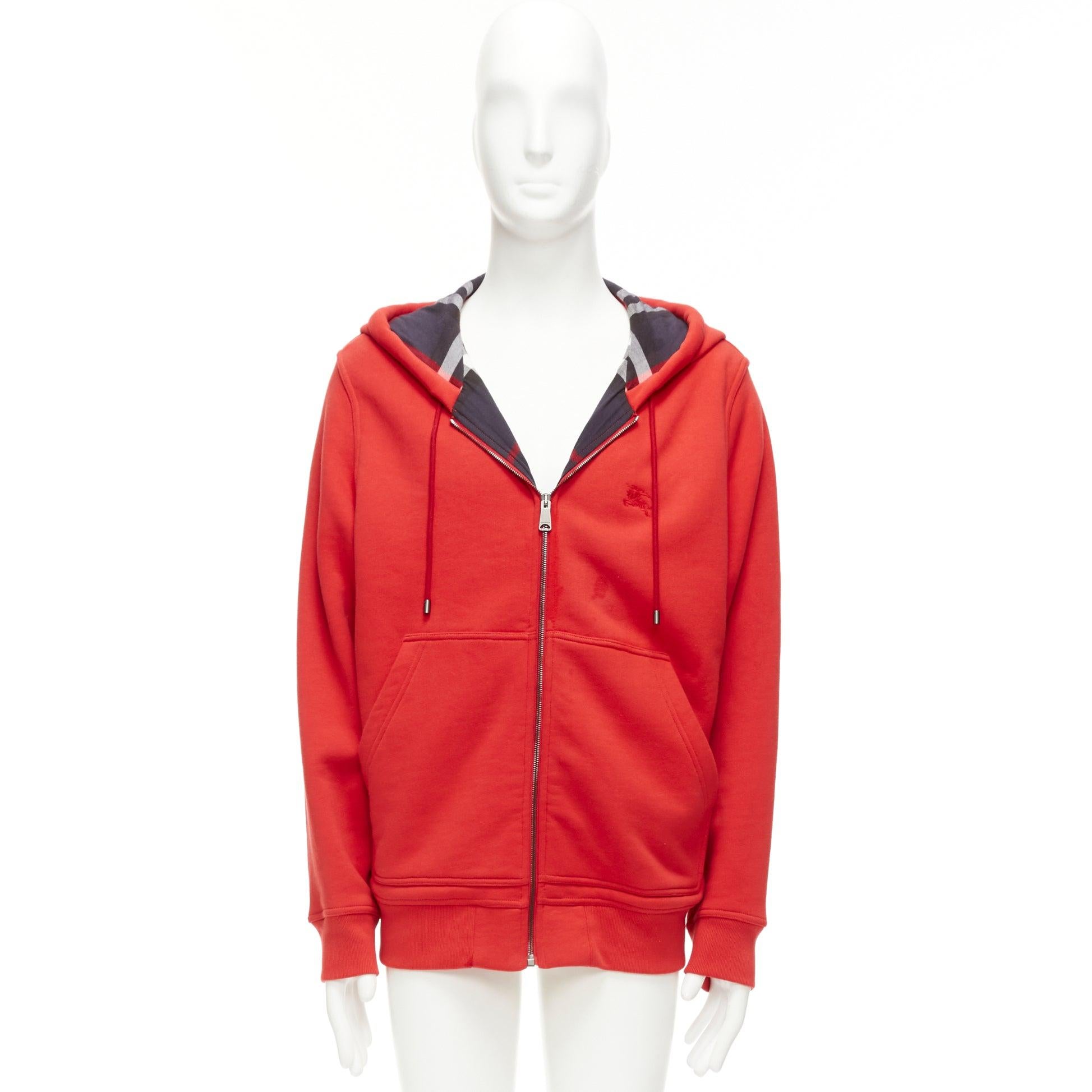 Burberry, felpa con cappuccio oversize XS in misto cotone rosso con logo foderato.
Riferimento: YIKK/A00026
Marchio: Burberry
Materiale: Cotone, misto
Colore: Rosso, Multicolore
Modello: A scacchi
Chiusura: zip
Fodera: Fabrice multicolore
Prodotto