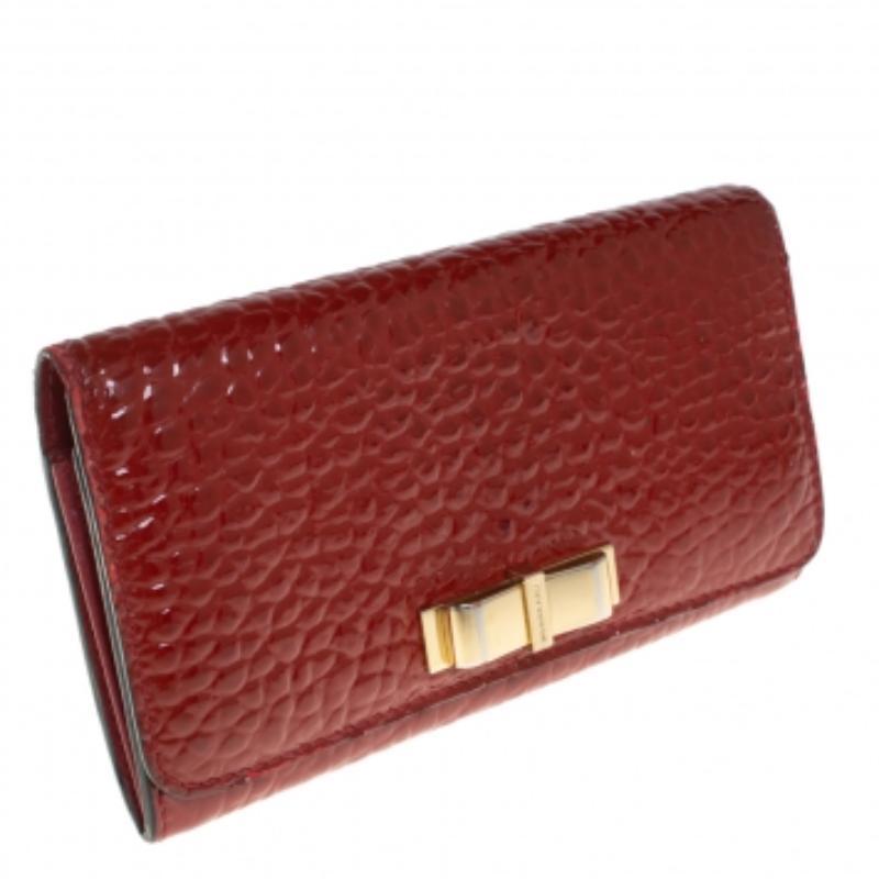This classy Burberry Penrose continental wallet is exactly what you need to carry with you every day and keep all your cards, cash, and receipt in place. Crafted in embossed patent leather, this wallet features a front flap, which opens to a