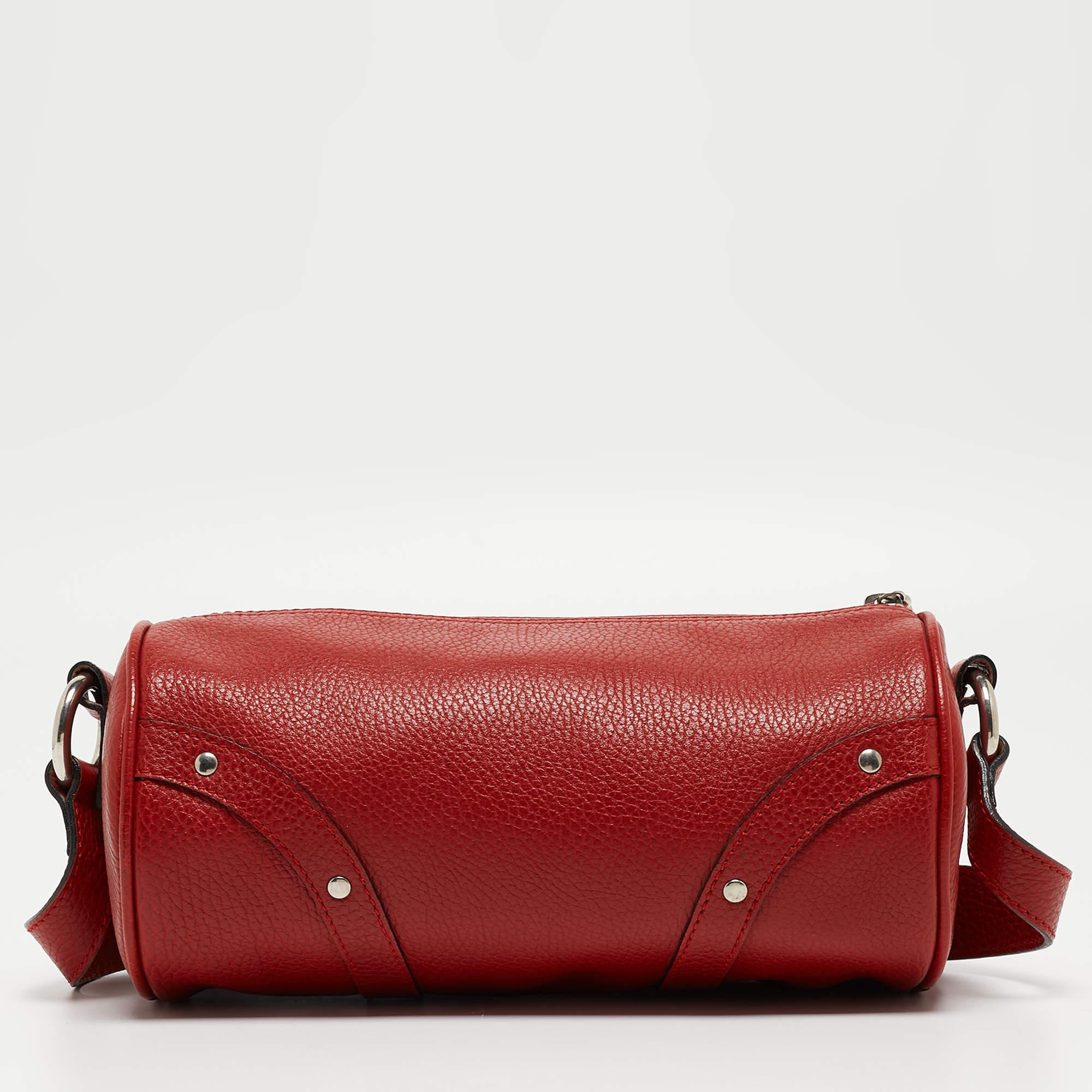 This functional Barrel bag by Burberry comes crafted from leather and features a cylindrical design with a top zip closure, a single strap, and a fabric interior to house your essentials.

