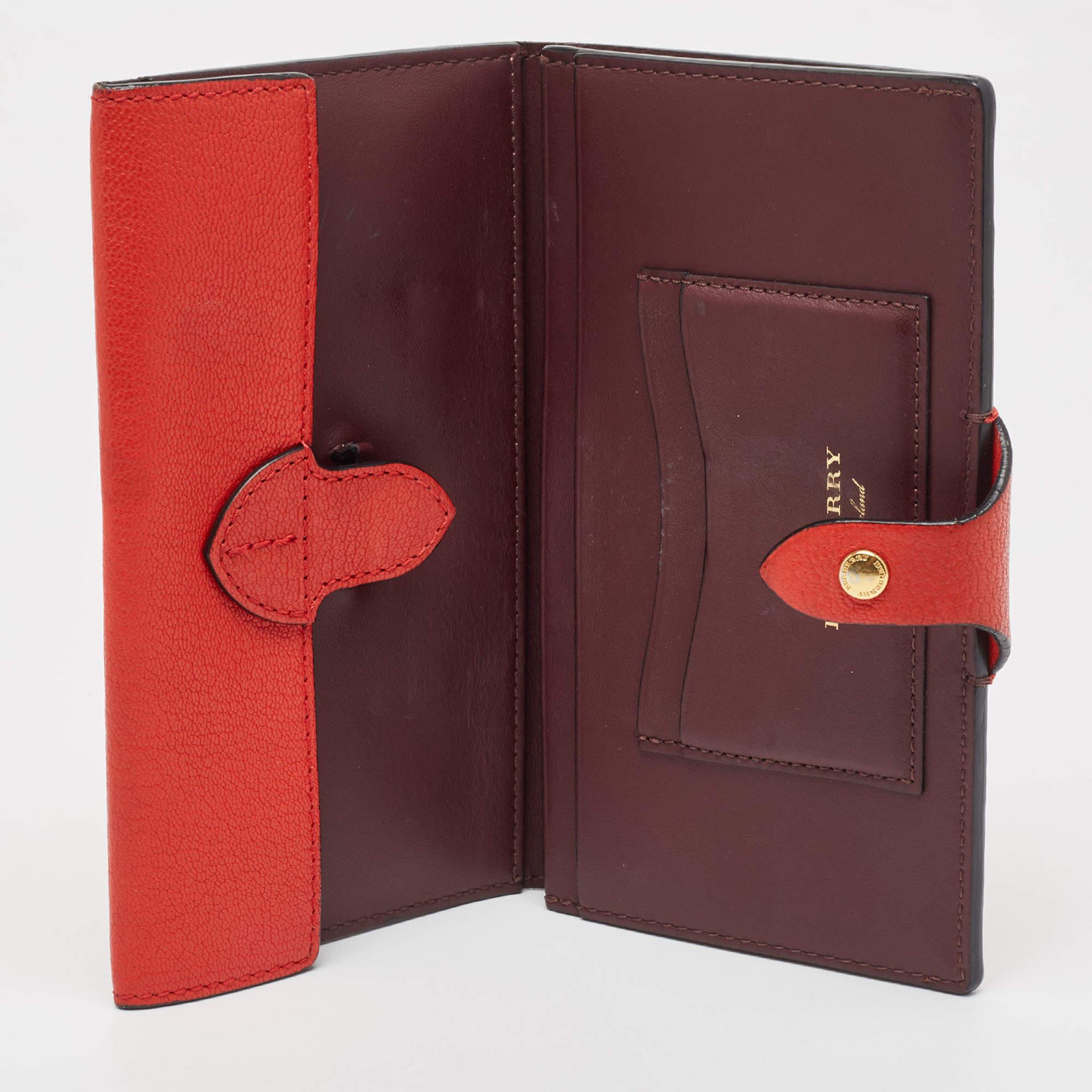 This designer wallet is an immaculate balance of sophistication and rational utility. It has been designed using prime quality materials and elevated by a sleek finish. The creation is equipped with ample space for your monetary essentials.