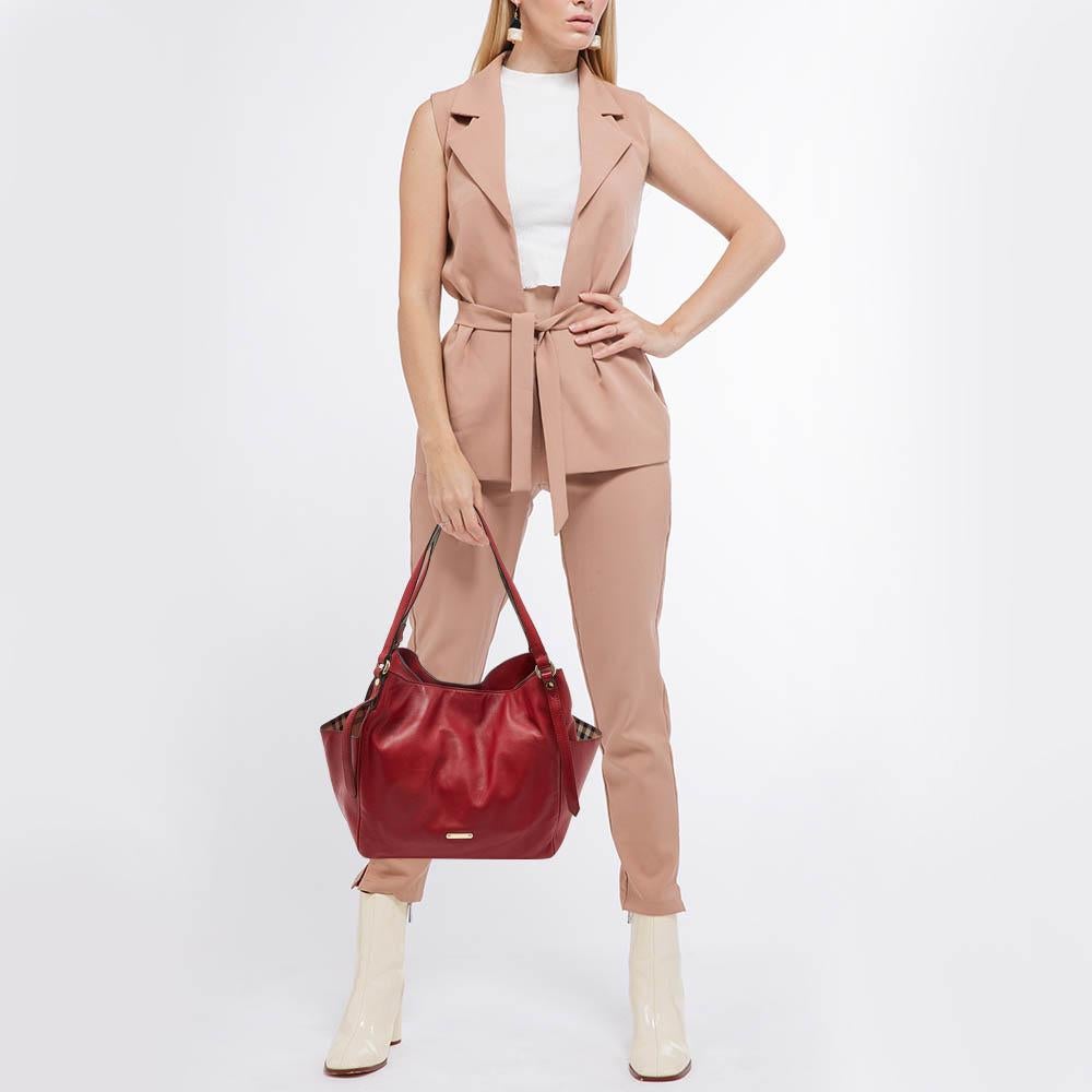 This alluring tote bag for women has been designed to assist you on any day. Convenient to carry and fashionably designed, the tote is cut with skill and sewn into a great shape. It is well-equipped to be a reliable accessory. 