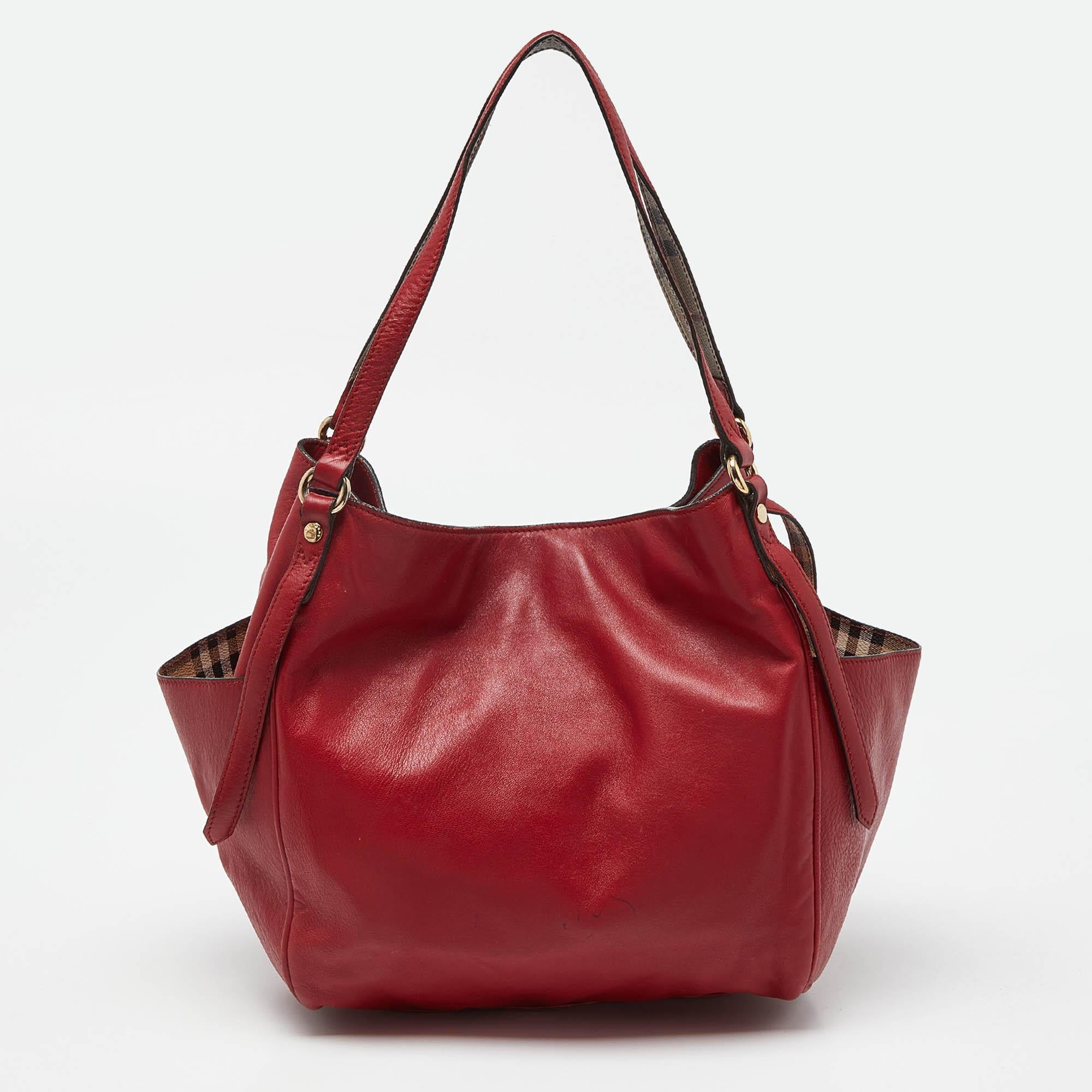 Women's Burberry Red Leather Small Canterbury Tote