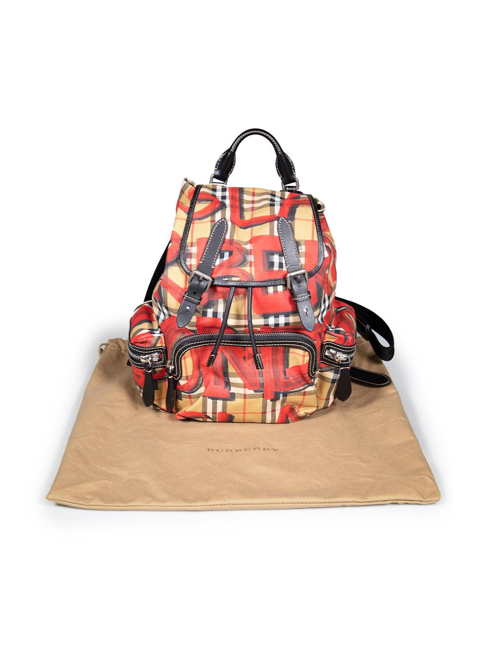 Sac à dos Burberry Red Medium Logo Graffiti Nova Check en vente 4