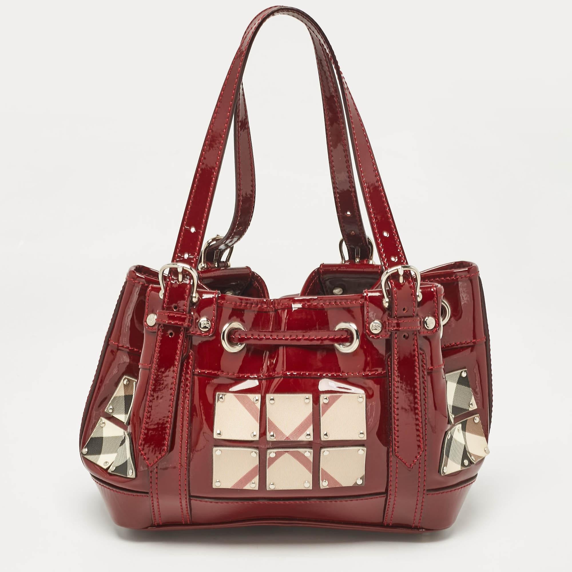 Burberry Red Nova Check Patent Leather Warrior Drawstring Tote In Good Condition In Dubai, Al Qouz 2