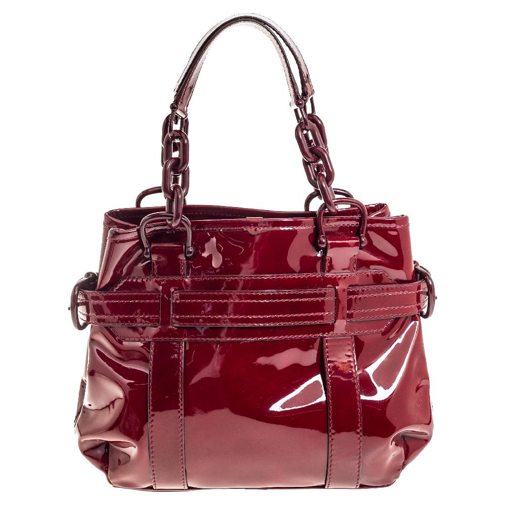 Carefully designed to evoke a rich and elegant feel, this patent leather bag is sure to make you look chic. This bag comes with fine canvas lining and is a splendid pick. This finely designed tote handbag by Burberry captures your stylish
