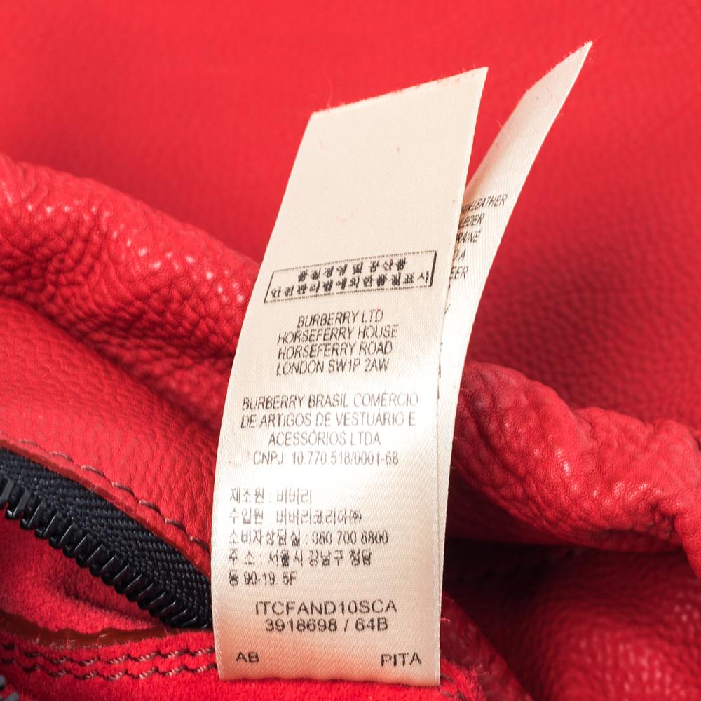 Burberry Red Pebbled Leather Drawstring Sling Backpack In Good Condition In Dubai, Al Qouz 2