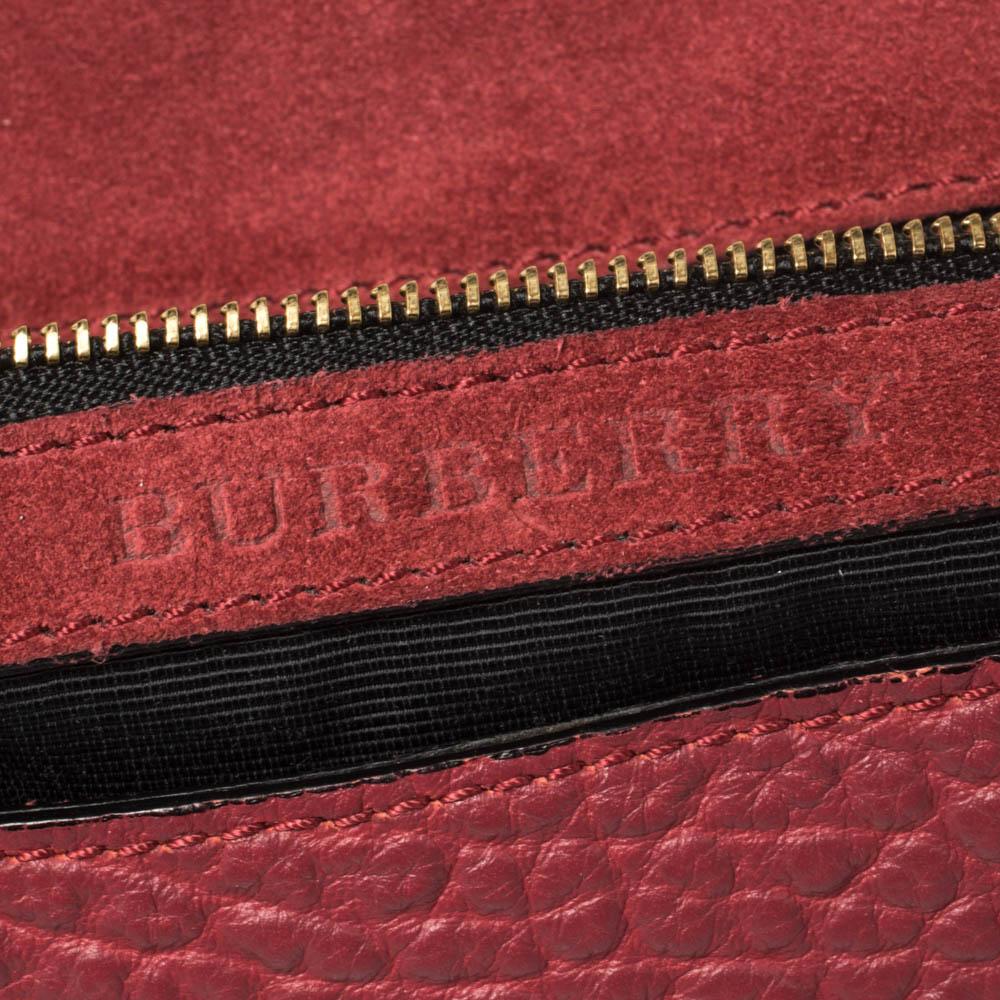 Burberry Red Pebbled Leather Flap Shoulder Bag In Good Condition In Dubai, Al Qouz 2