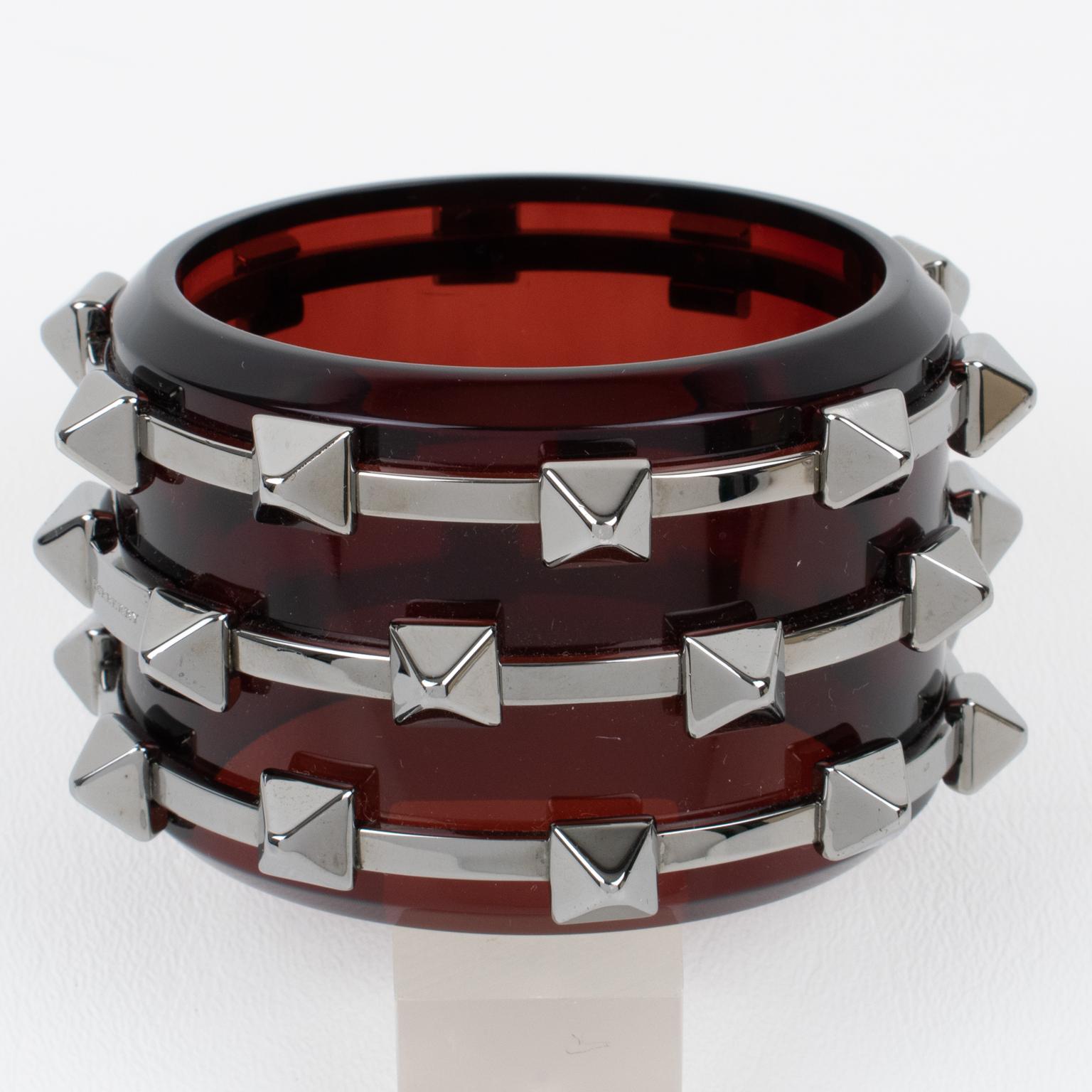 Bracelet massif Burberry rouge en plexiglas et chrome dans sa boîte Excellent état à Atlanta, GA
