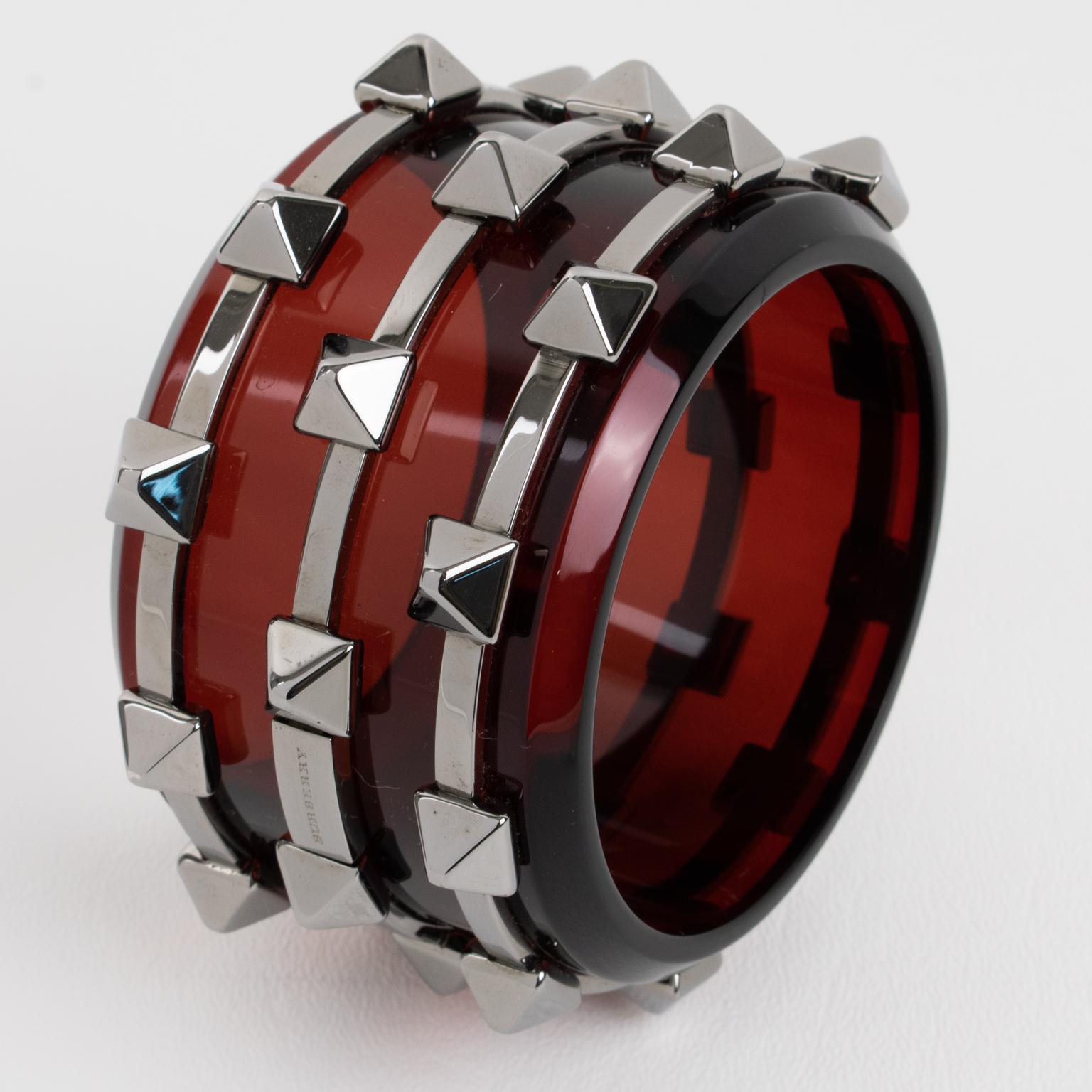 Bracelet massif Burberry rouge en plexiglas et chrome dans sa boîte Pour femmes 