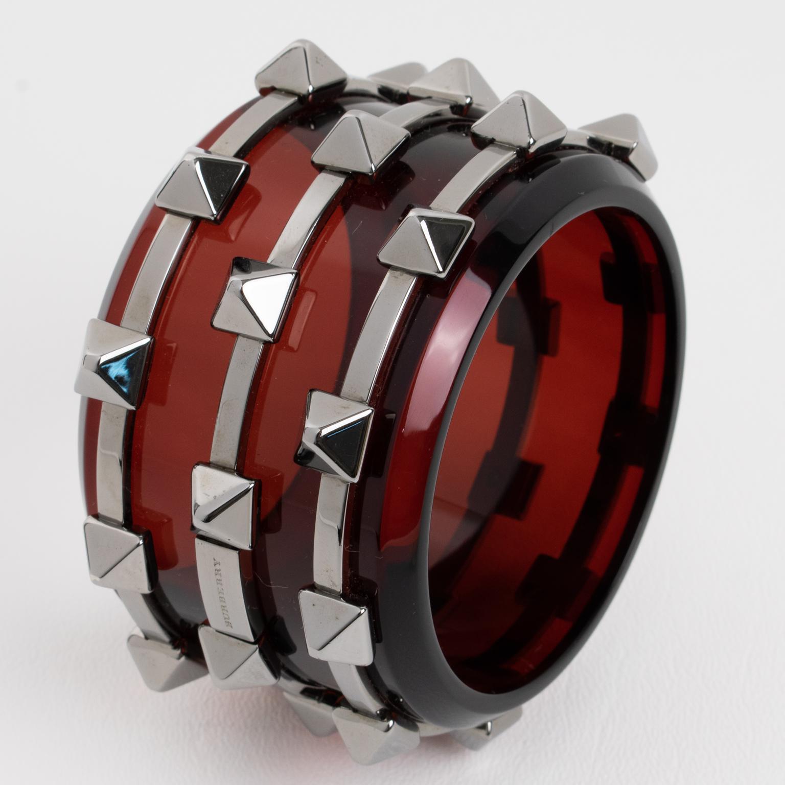 Bracelet massif Burberry rouge en plexiglas et chrome dans sa boîte 1
