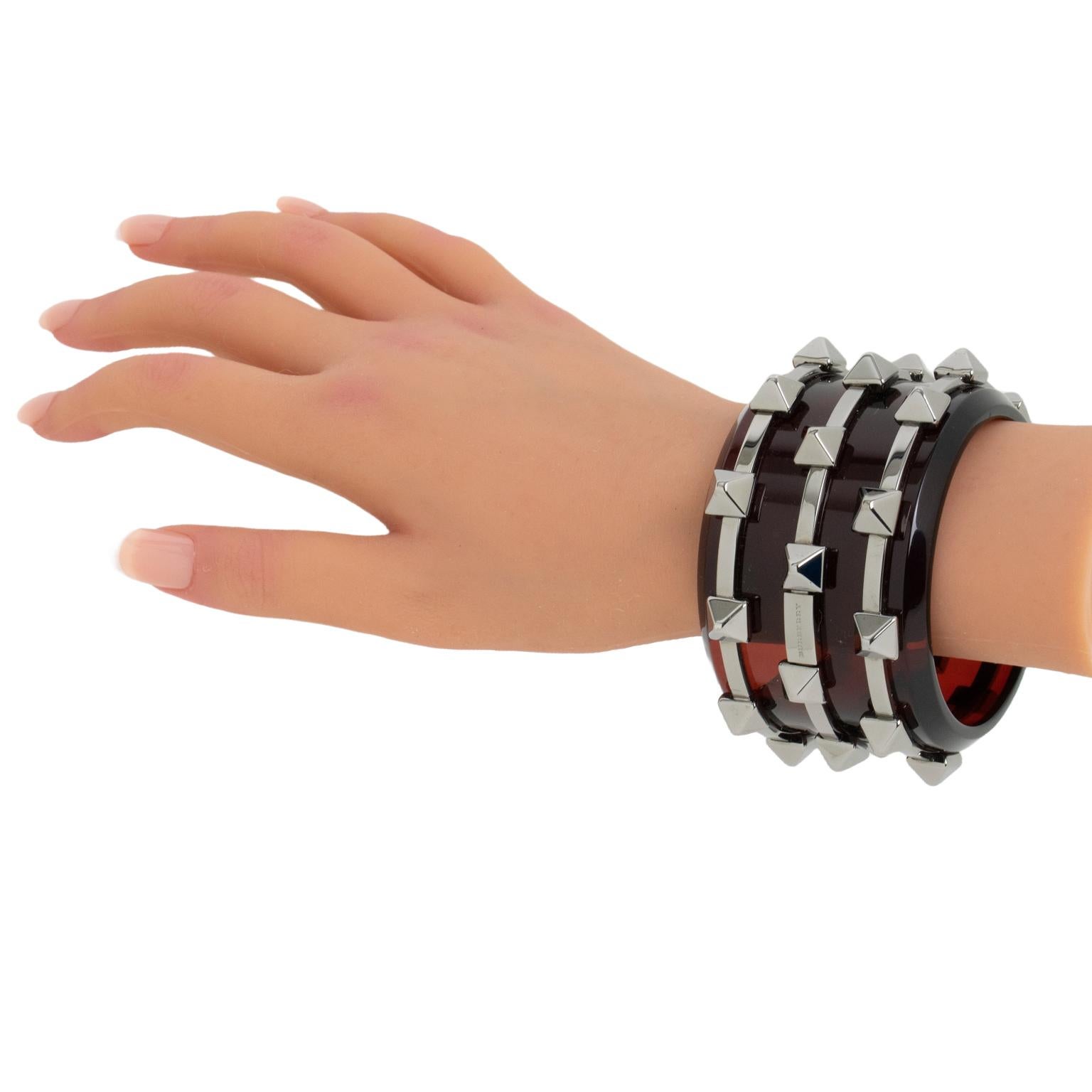 Bracelet massif Burberry rouge en plexiglas et chrome dans sa boîte 4
