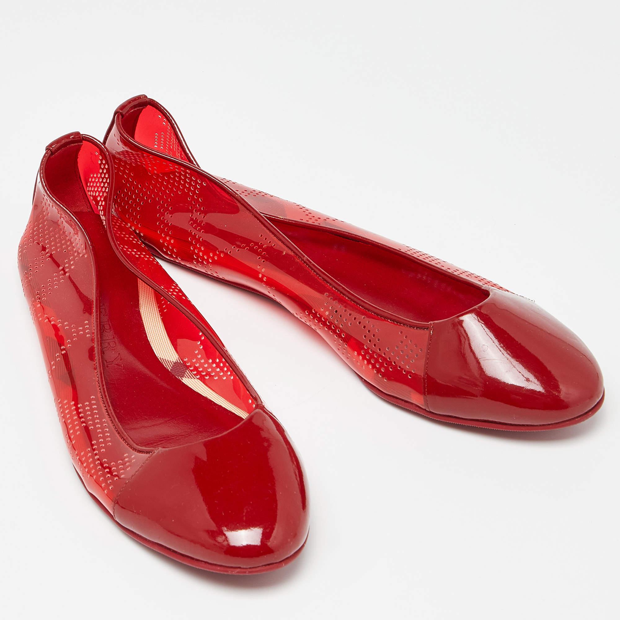 Burberry Red PVC and Patent Cap Toe Ballet Flats Size 41 In Good Condition For Sale In Dubai, Al Qouz 2