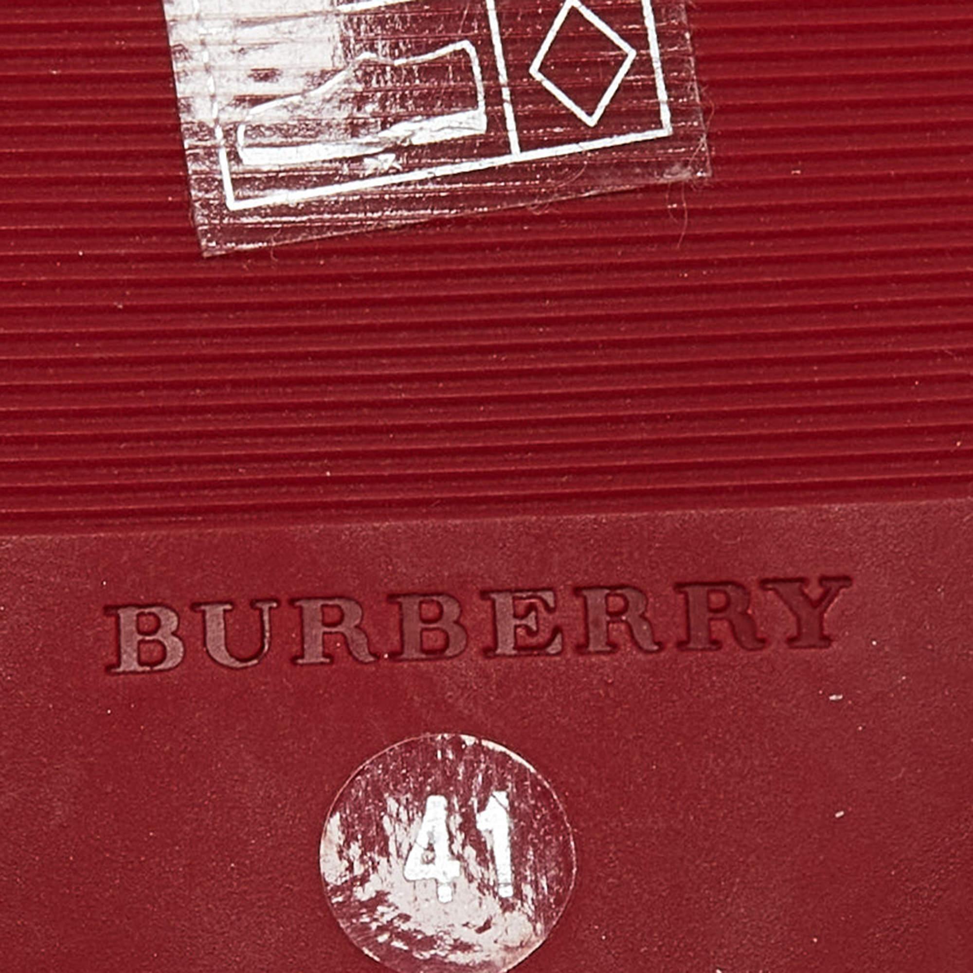 Burberry - Chausssures de ballet à bout ouvert en PVC et verni rouge taille 41 en vente 1