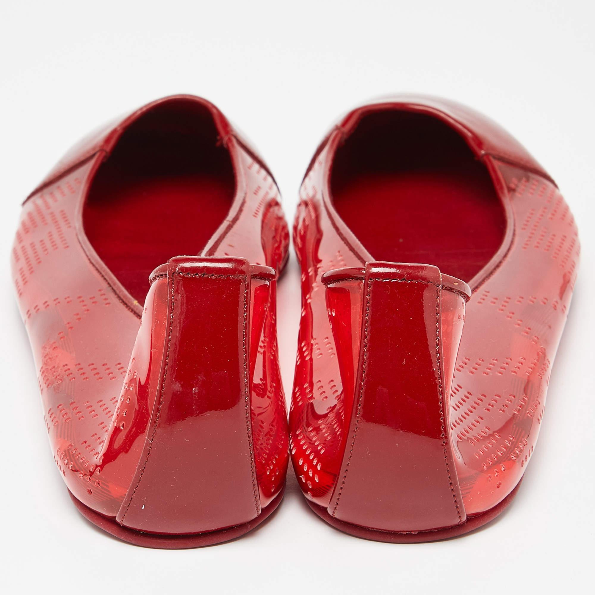 Burberry - Chausssures de ballet à bout ouvert en PVC et verni rouge taille 41 en vente 4